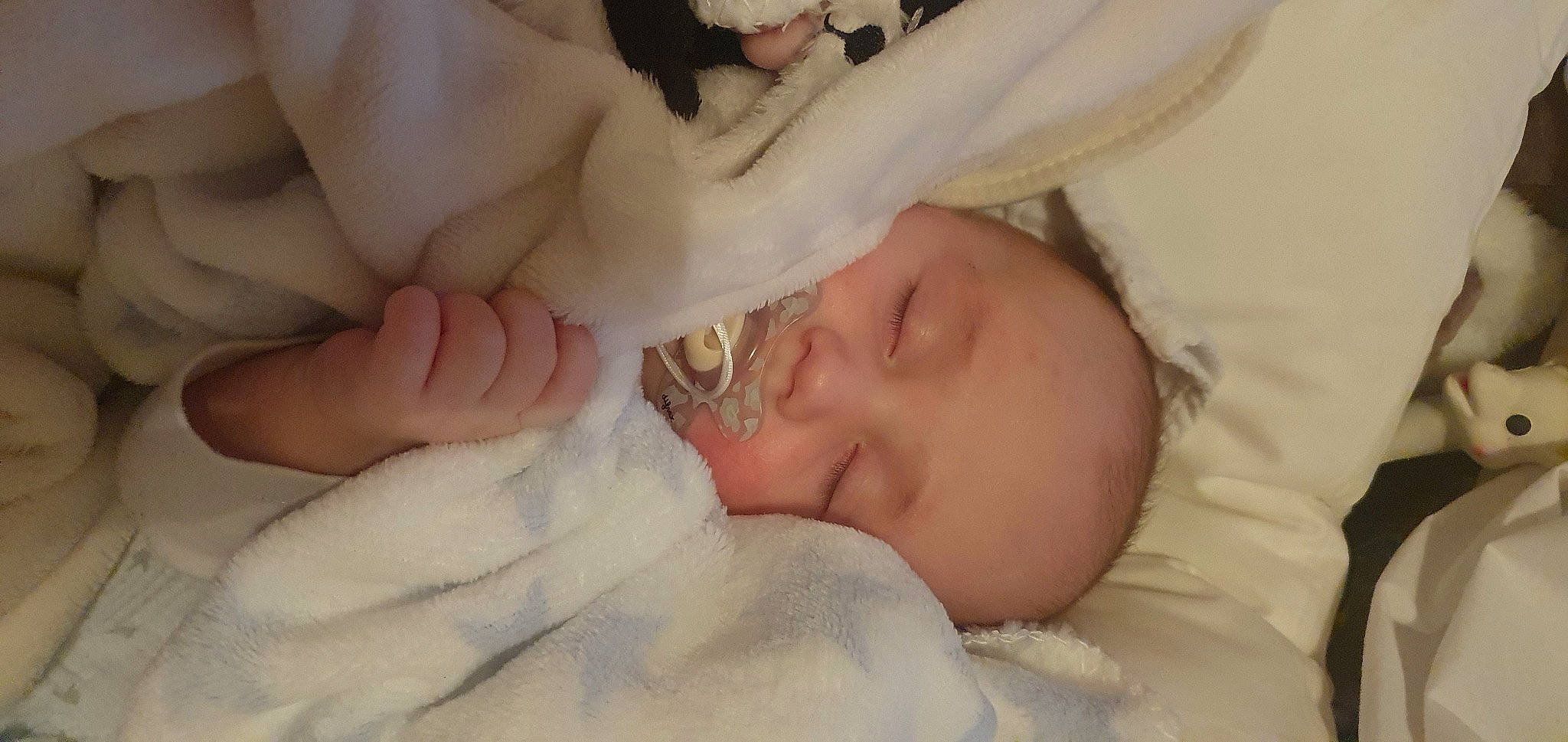 Mathieu participe au concours pour gagner de l'argent avec cette photo : arm, baby, bedtime, cheek, child, childbirth, comfort, ear, event, finger, gesture, happy, linens, nail, nap, nose, person, skin, smile, thumb
