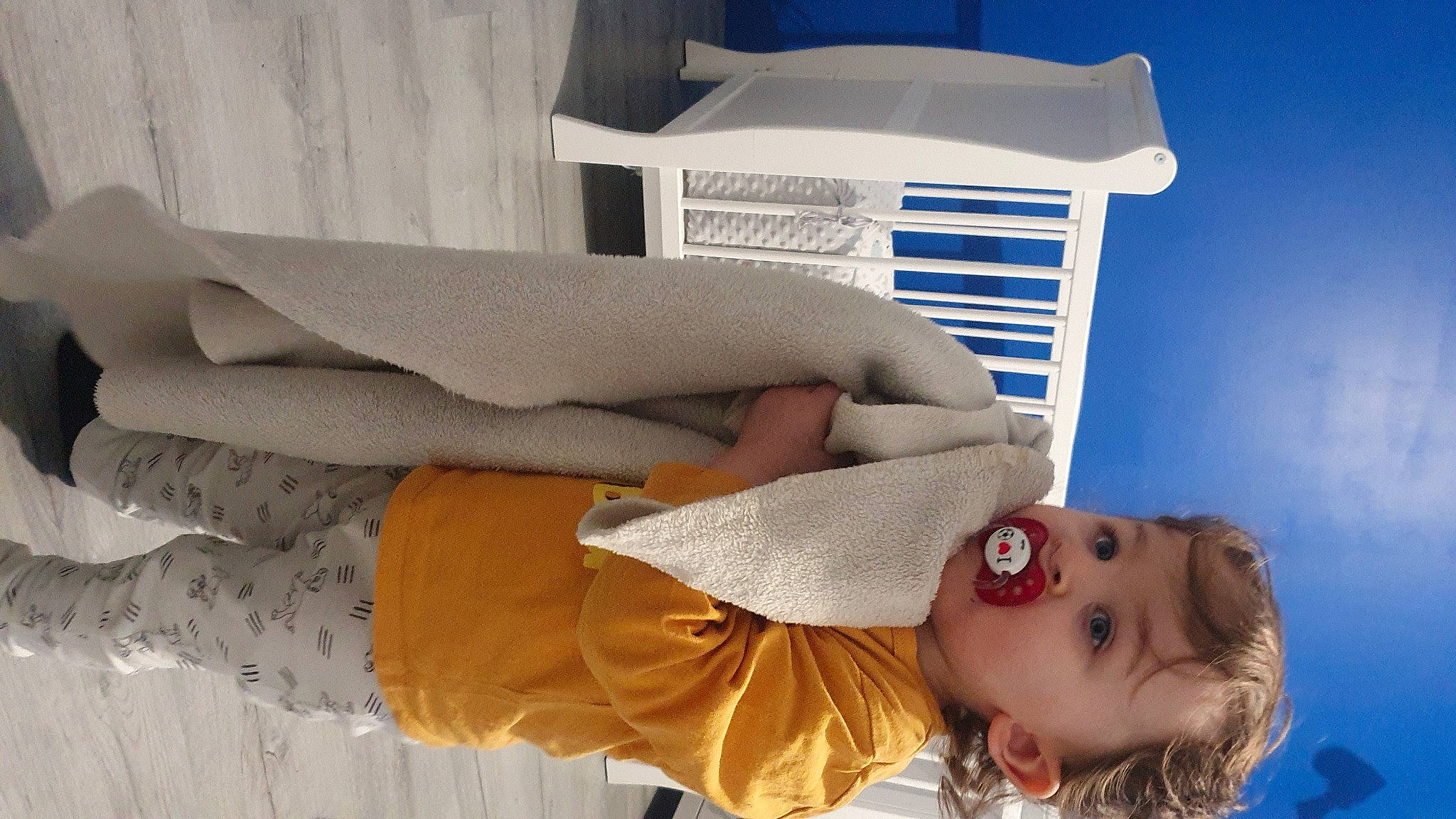 Eric a rejoint le concours — aidez-le/la à gagner de superbes lots ! child, cloud, comfort, eyewear, happy, hat, linens, nap, person, product, room, sunglasses, toddler, vacation, white, wood