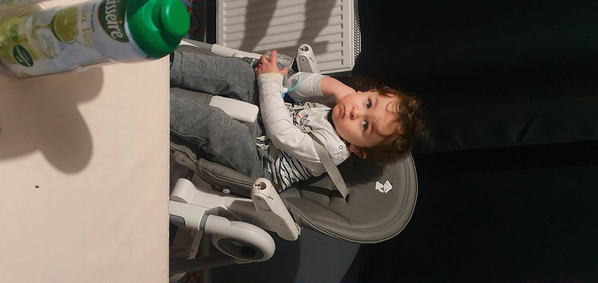 Eric participe au concours pour gagner de l'argent avec cette photo : arm, auto_part, automotive_design, baby, baby_products, balloon, car_seat, child, comfort, elbow, flash_photography, fun, hand, knee, leisure, luxury_vehicle, person, sitting, surprise, toddler