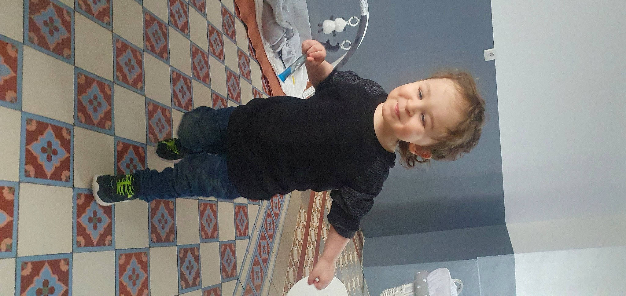 Eric participe au concours pour gagner de l'argent avec cette photo : carmine, child, elbow, flooring, fun, happy, human_leg, joint, joy, knee, linens, pattern, person, plaid, room, sitting, sleeve, smile, t_shirt, thigh