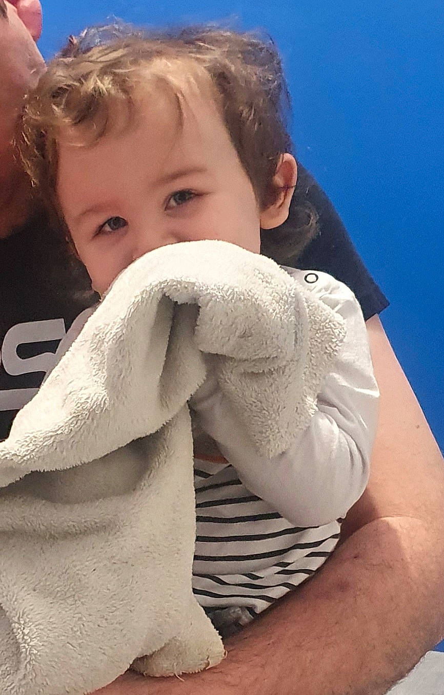 Eric participe au concours pour gagner de l'argent avec cette photo : chin, close_up, cool, elbow, eyelash, gesture, grass, hair, hand, happy, joint, leisure, neck, person, shoulder, skin, sky, sleeve, thumb, toddler