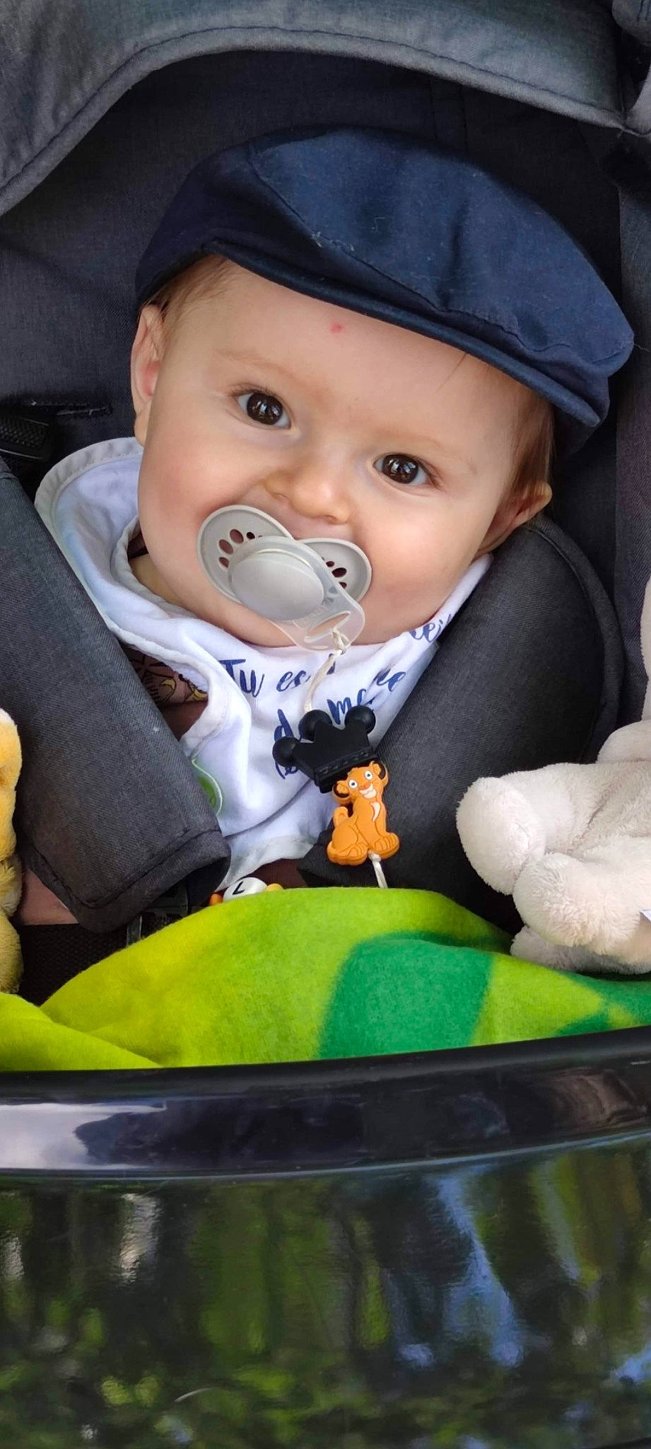 Pablo participe au concours pour gagner de l'argent avec cette photo : baby, baby_food, baby_products, cap, child, comfort_food, face, fashion_accessory, finger, fun, grass, happy, hat, headwear, mouth, person, play, recreation, sitting, smile