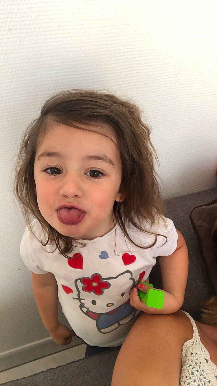 Léane a rejoint le concours — aidez-le/la à gagner de superbes lots ! arm, baby, brown_hair, cheek, child, face, head, lip, neck, nose, person, skin, smile, toddler