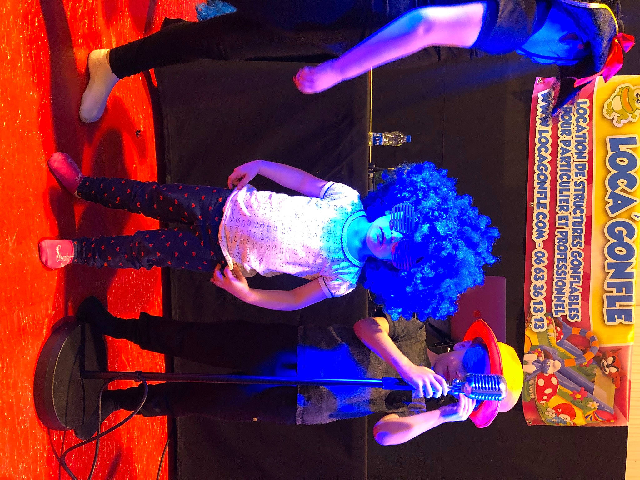 Léane a rejoint le concours — aidez-le/la à gagner de superbes lots ! electric_blue, light, performance, performance_art, person, visual_effect_lighting