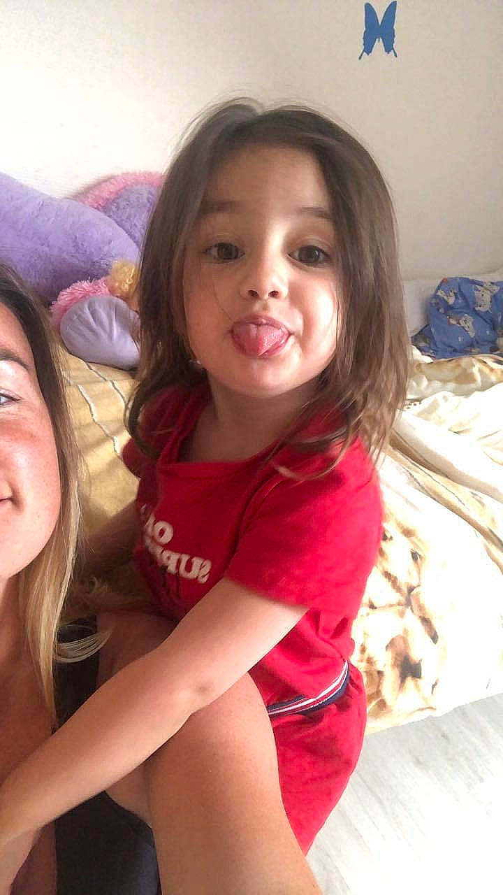 Léane a rejoint le concours — aidez-le/la à gagner de superbes lots ! brown_hair, cheek, child, child_model, face, fun, hair, happy, leg, long_hair, mouth, person, photography, selfie, skin, smile, thigh