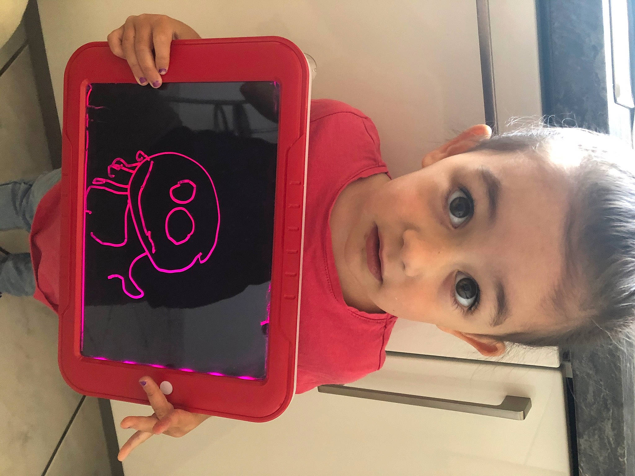 Léane a rejoint le concours — aidez-le/la à gagner de superbes lots ! electronic_device, gadget, magenta, material_property, person, photography, pink, selfie, square, surprise, technology