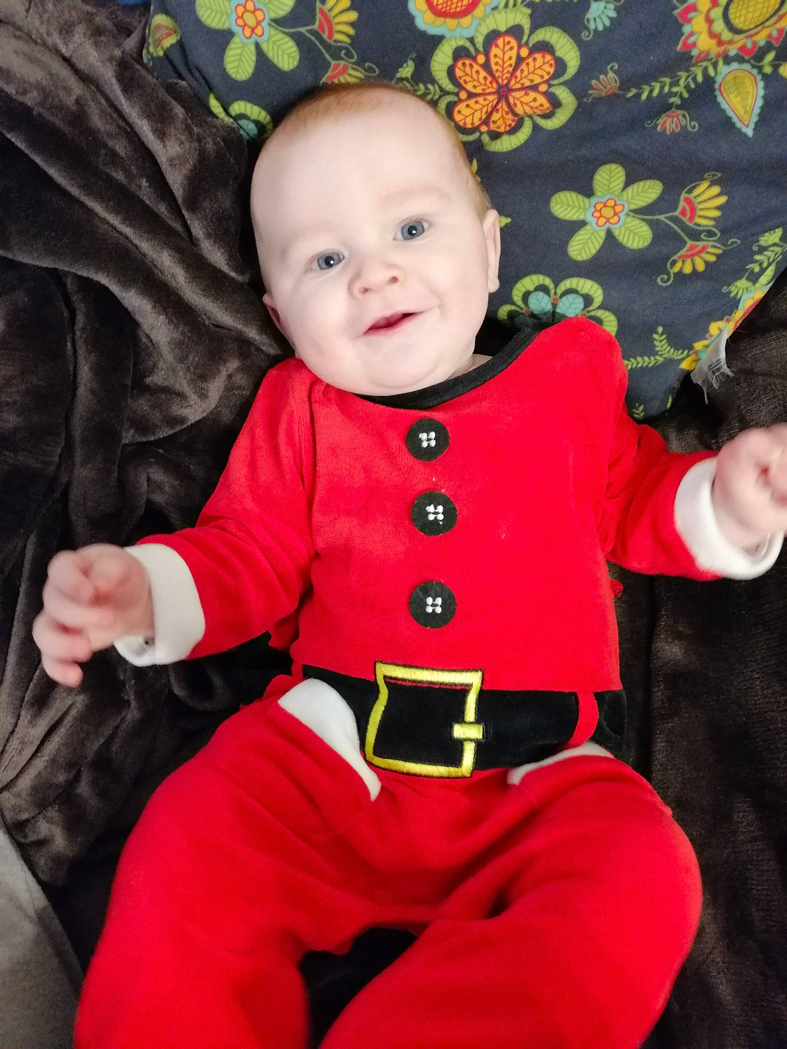 Robin participe au concours pour gagner de l'argent avec cette photo : baby, cheek, child, person, red, sleeve, toddler