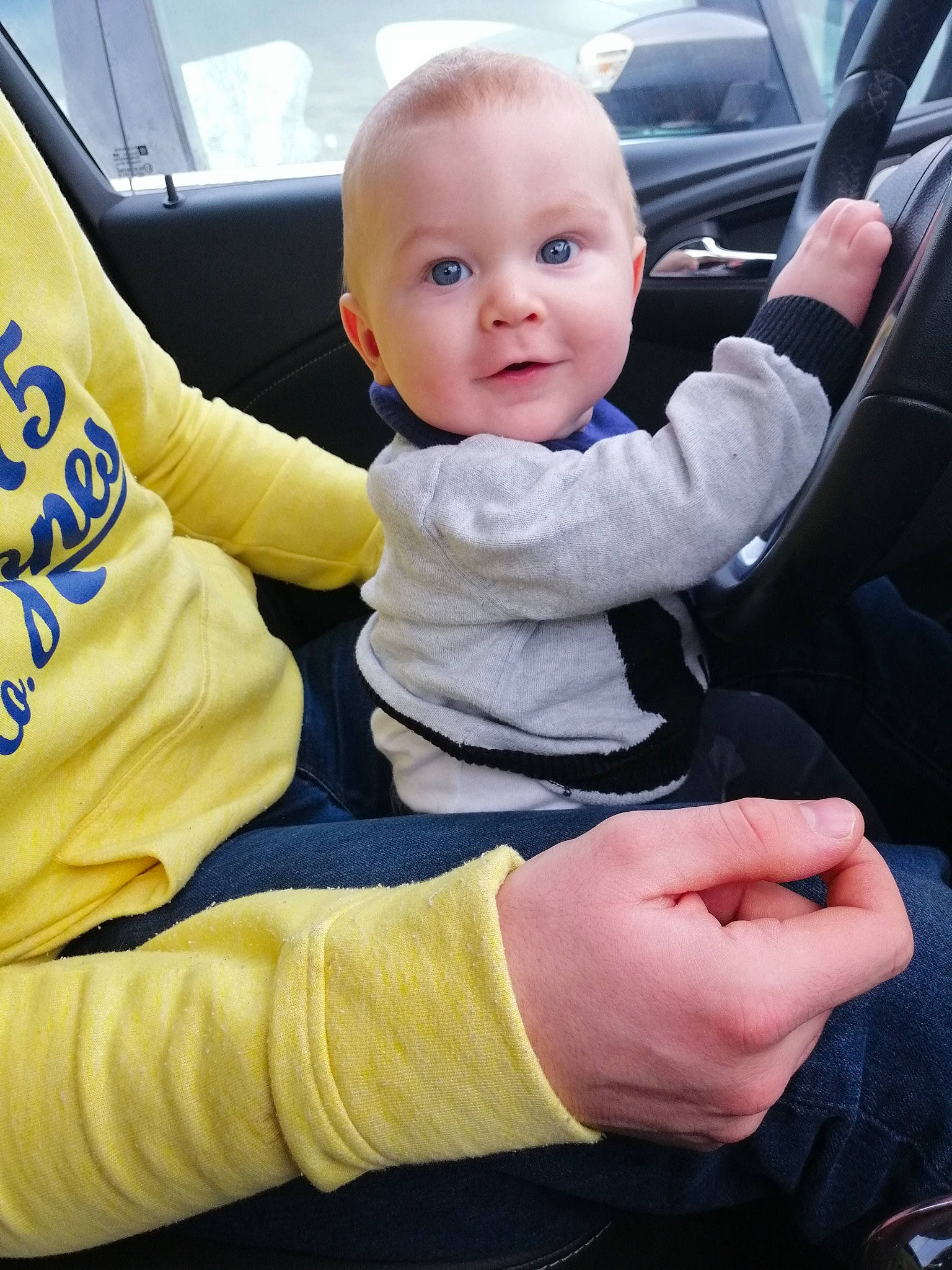 Robin participe au concours pour gagner de l'argent avec cette photo : auto_part, automotive_window_part, baby, baby_in_car_seat, car, car_seat, cheek, child, family_car, finger, gesture, hand, luxury_vehicle, person, seat_belt, sitting, skin, thumb, toddler, vehicle