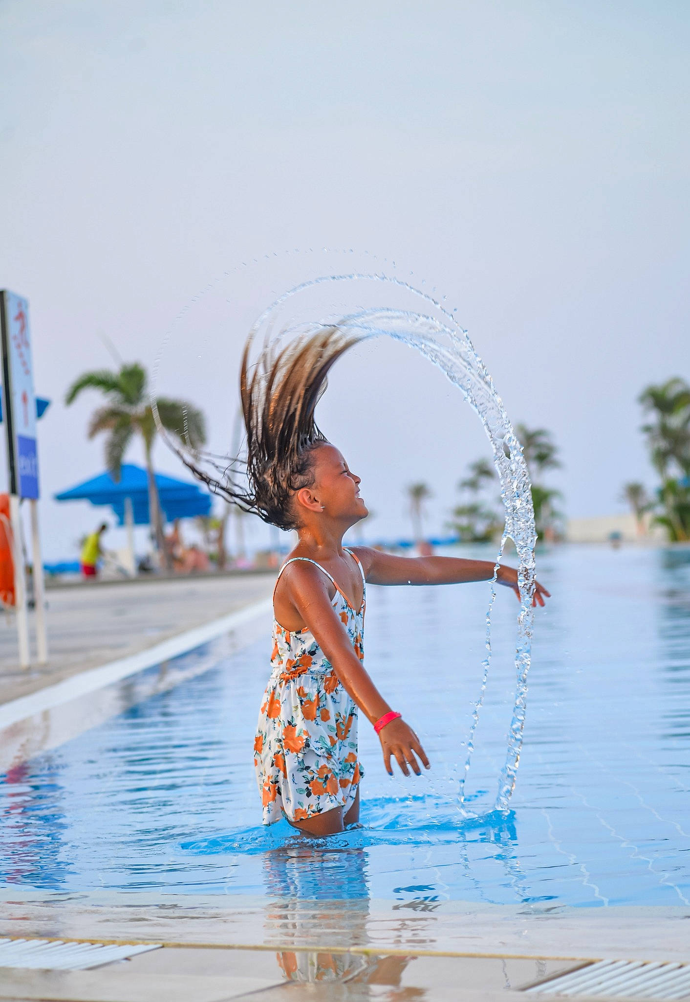 Amira participe au concours pour gagner de l'argent avec cette photo : arecales, bathing, child, electric_blue, event, fun, happy, lake, leisure, ocean, people_in_nature, people_on_beach, person, play, recreation, sky, swimwear, toddler, travel, water