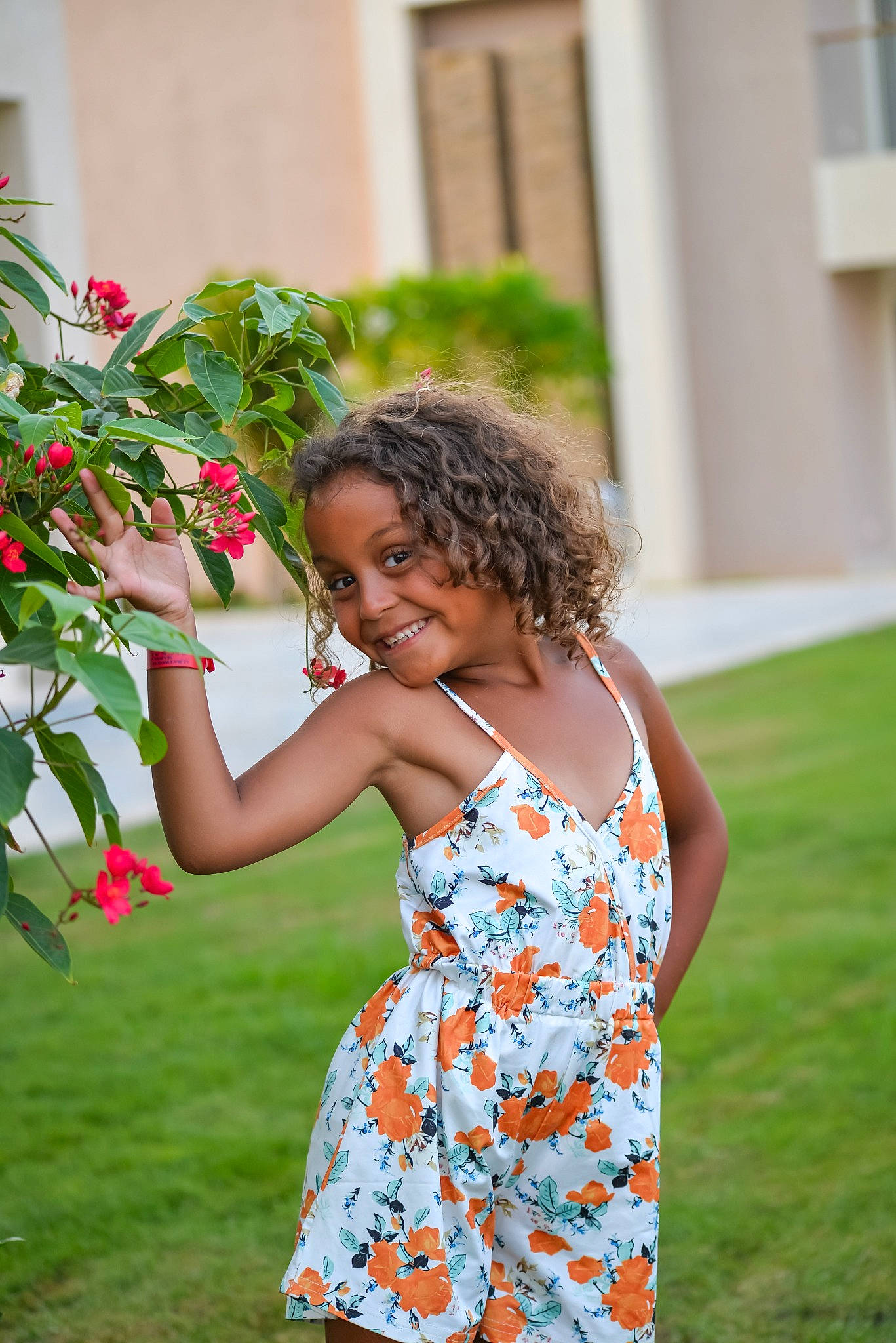 Amira a rejoint le concours — aidez-le/la à gagner de superbes lots ! child, day_dress, dress, event, flower, flower_arranging, fruit, fun, grass, happy, house, joy, leisure, magenta, people_in_nature, person, petal, plant, summer, toddler