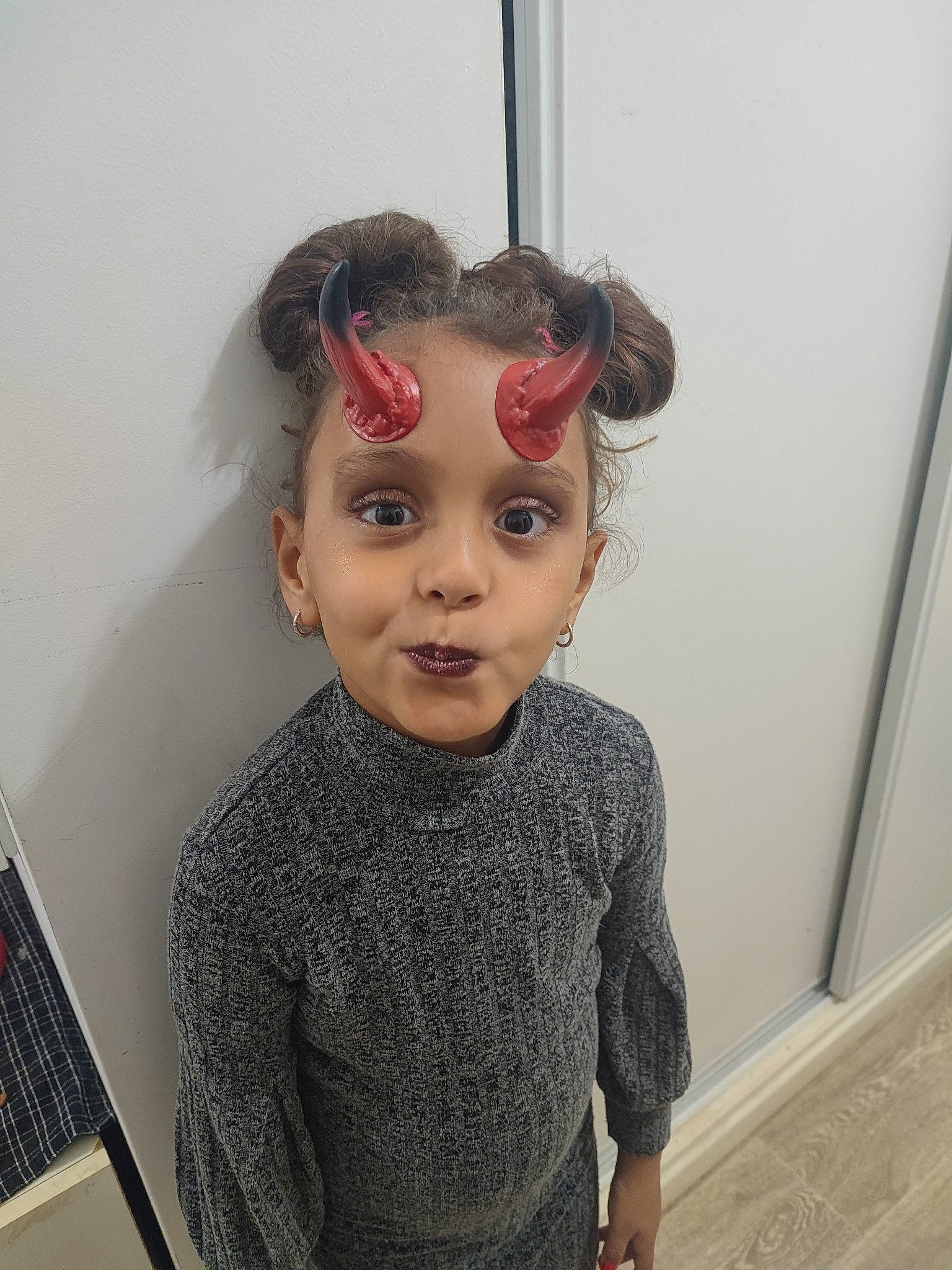 Amira a rejoint le concours — aidez-le/la à gagner de superbes lots ! baby_toddler_clothing, cheek, child, embellishment, eyebrow, eyelash, fashion_accessory, fashion_design, fur, hair, hair_accessory, headband, headgear, headpiece, iris, lip, pattern, person, sleeve, toddler