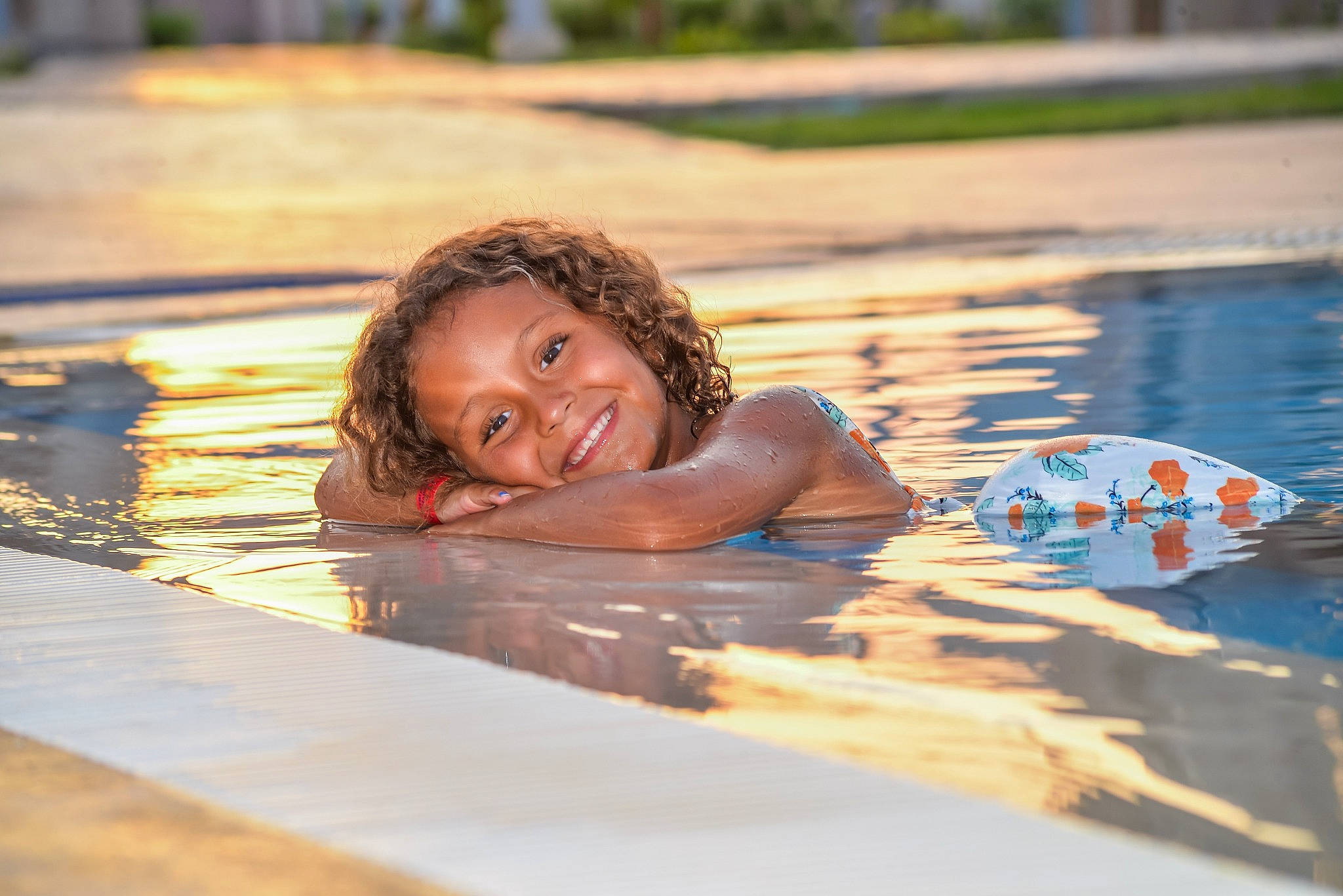 Amira a rejoint le concours — aidez-le/la à gagner de superbes lots ! bathing, black_hair, brown_hair, child, event, flash_photography, fun, grass, happy, joy, laugh, leisure, long_hair, people_in_nature, person, recreation, reflection, smile, sunlight, swimming_pool