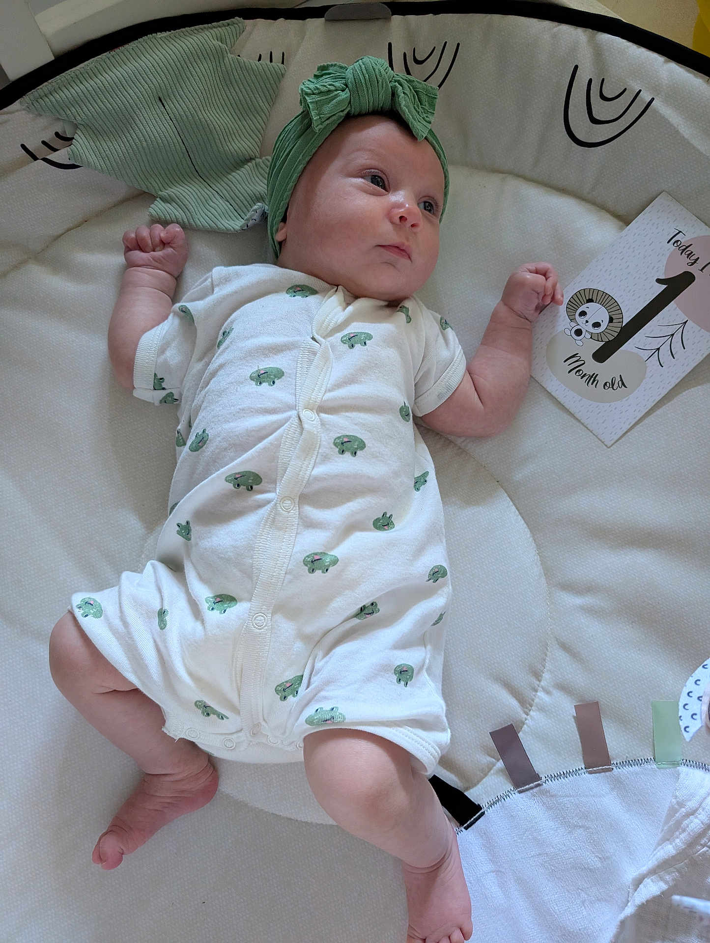 Léanne participe au concours pour gagner de l'argent avec cette photo : baby, infant, onesie, headband, green, white, soft_mat, card, month_old, cute, lying_down, newborn, child, baby_clothes, bow, pattern, skin, foot, hand, portrait