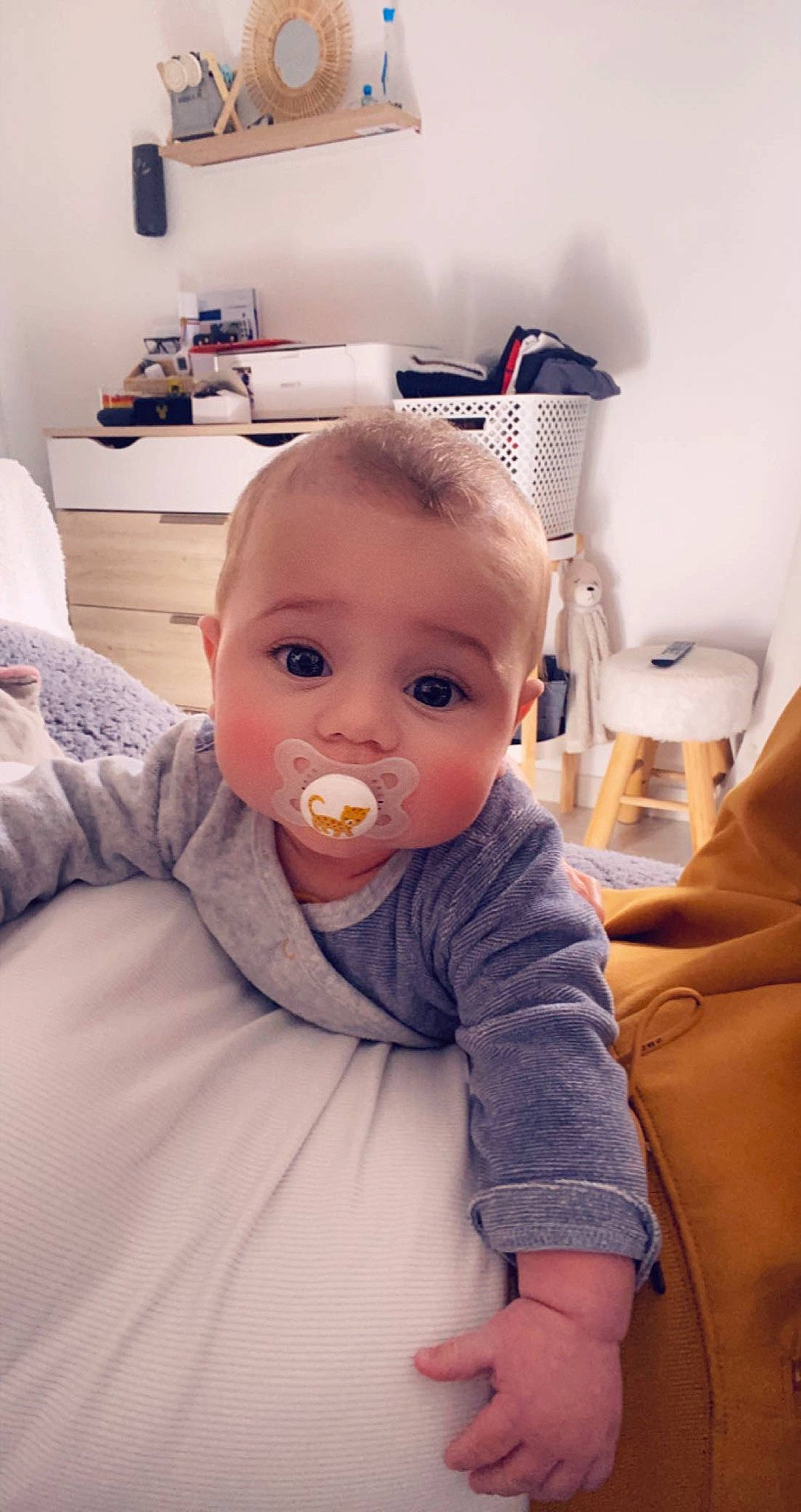 Andy participe au concours pour gagner de l'argent avec cette photo : baby, baby_products, baby_safety, baby_toddler_clothing, chair, cheek, child, comfort, flooring, iris, person, room, sitting, skin, sleeve, thumb, toddler