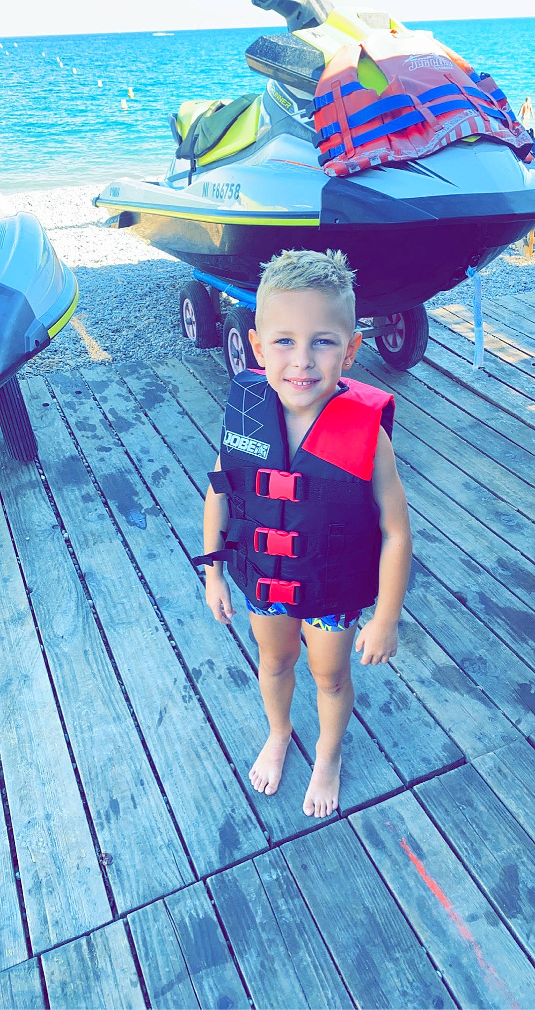 Kenzo a rejoint le concours — aidez-le/la à gagner de superbes lots ! azure, blue, boats_and_boating_equipment_and_supplies, child, electric_blue, fun, happy, joy, leisure, person, personal_protective_equipment, recreation, smile, snapshot, summer, t_shirt, toddler, travel, vehicle, water_transportation