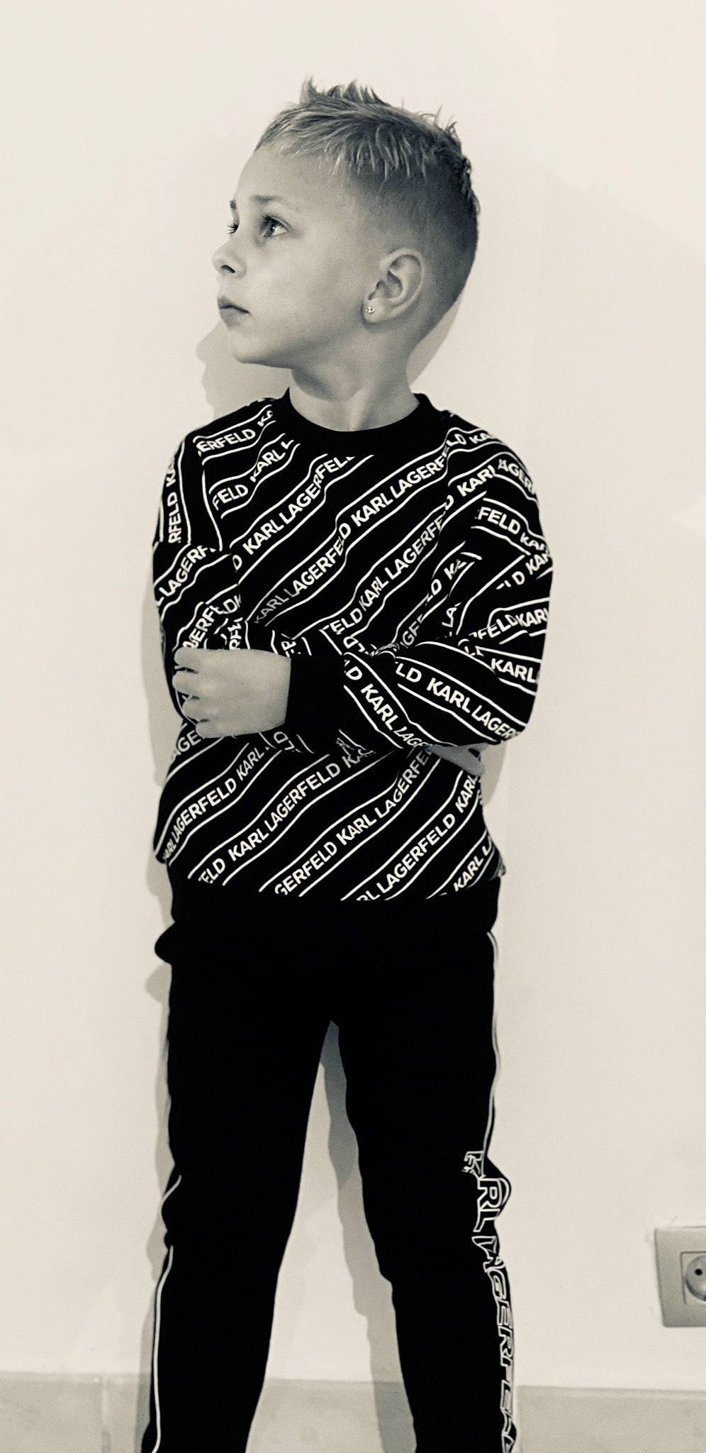 Kenzo participe au concours pour gagner de l'argent avec cette photo : arm, black_hair, eye, fashion_design, flash_photography, forehead, gesture, happy, human_body, jaw, monochrome, monochrome_photography, neck, pattern, person, sitting, sleeve, street_fashion, style, t_shirt