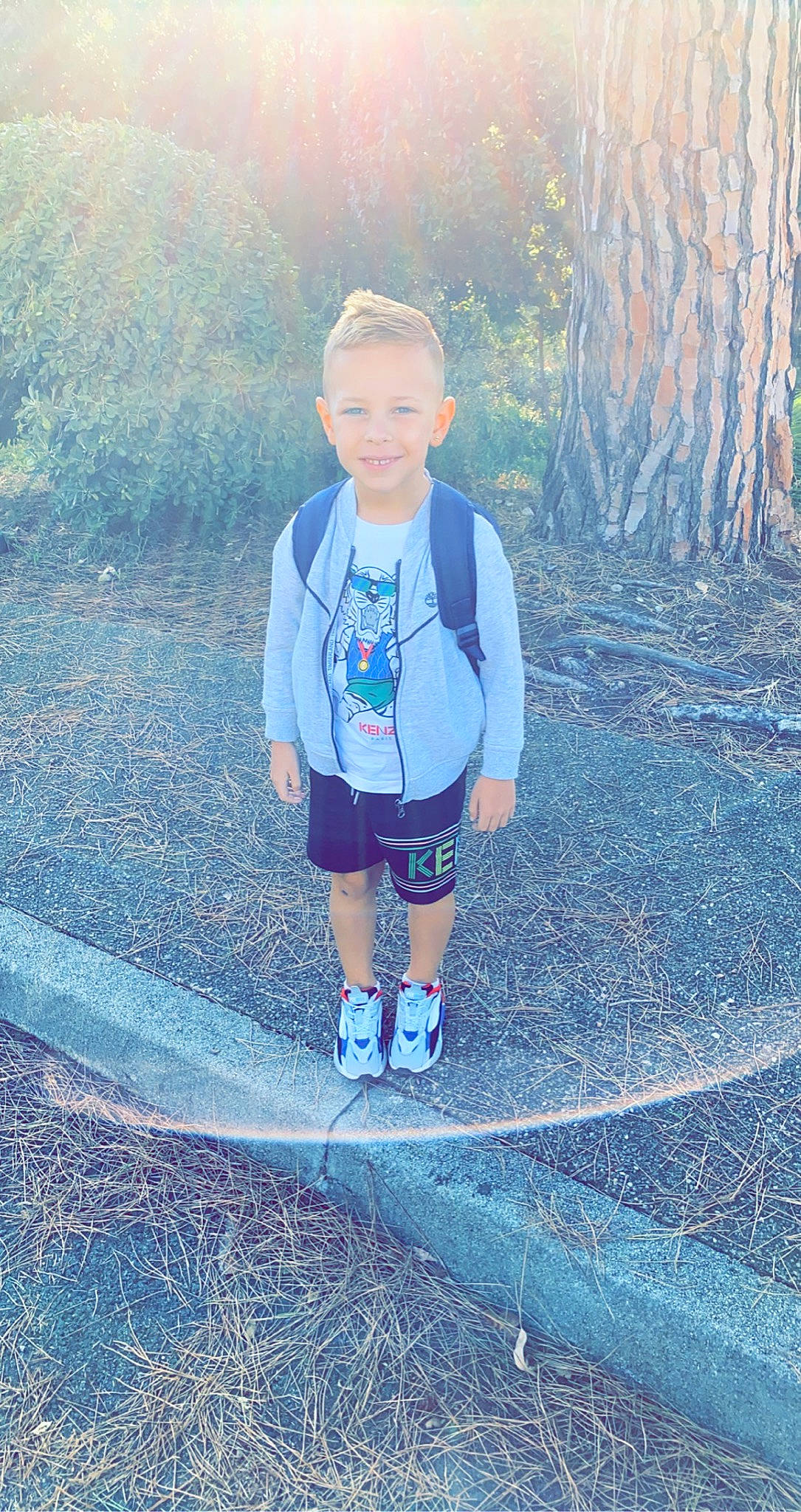 Kenzo a rejoint le concours — aidez-le/la à gagner de superbes lots ! asphalt, child, cool, denim, electric_blue, fun, grass, happy, joy, leaf, leisure, morning, people, people_in_nature, person, plant, road, shorts, standing, sunlight