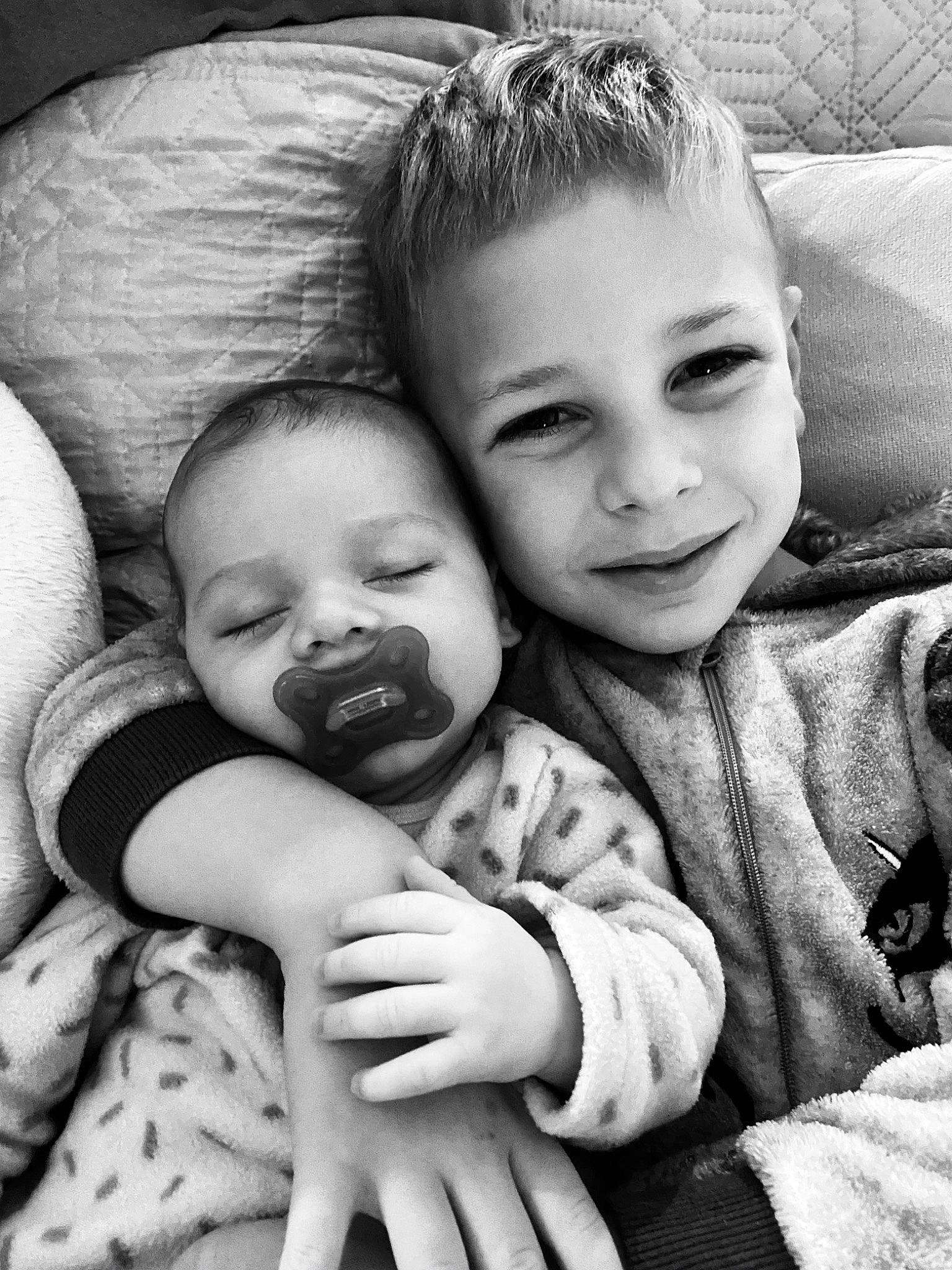 Kenzo a rejoint le concours — aidez-le/la à gagner de superbes lots ! arm, black, black_and_white, cheek, comfort, eye, face, facial_expression, flash_photography, gesture, hair, hairstyle, hand, happy, head, iris, person, photograph, skin, smile