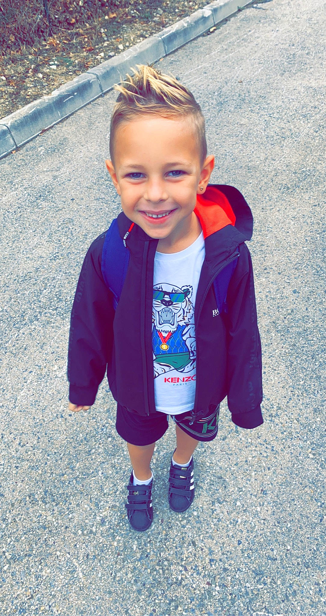 Kenzo a rejoint le concours — aidez-le/la à gagner de superbes lots ! arm, baby_toddler_clothing, blue, cool, denim, electric_blue, eye, face, footwear, grass, happy, head, human_body, jacket, joy, outerwear, person, sleeve, smile, sportswear