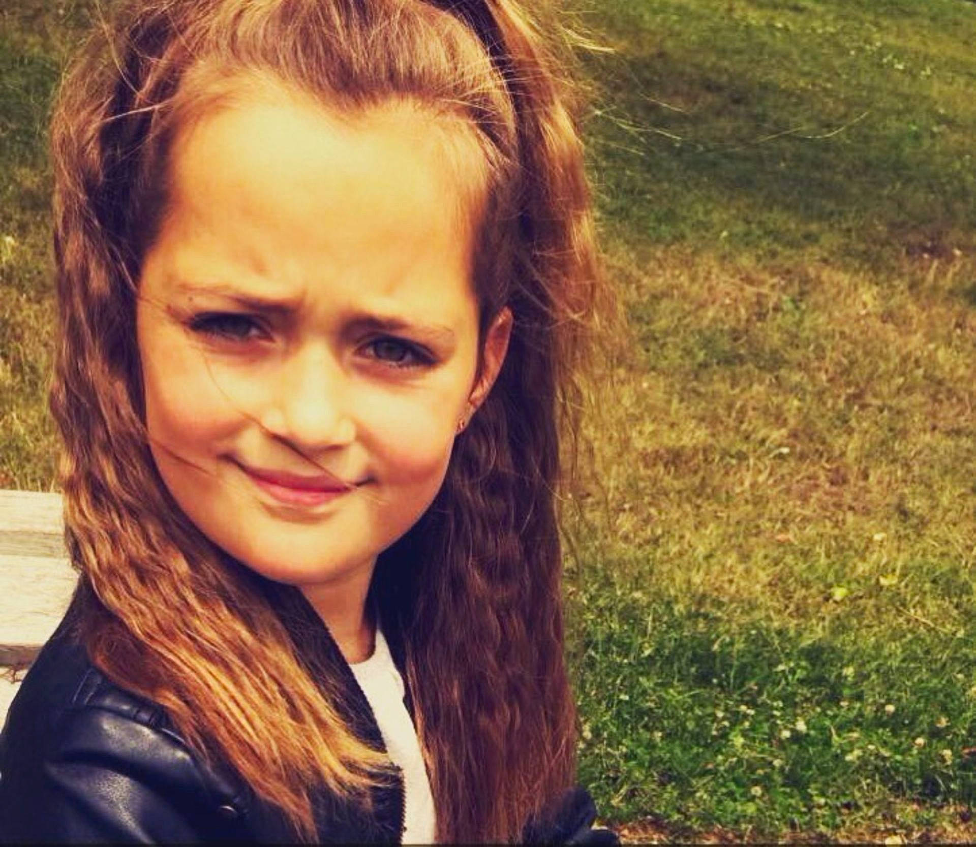 Iliana a rejoint le concours — aidez-le/la à gagner de superbes lots ! bangs, beauty, brown_hair, cheek, emotion, eye, face, forehead, girl, grass, hair, hair_coloring, hairstyle, happiness, human_hair_color, joy, long_hair, person, photography, selfie