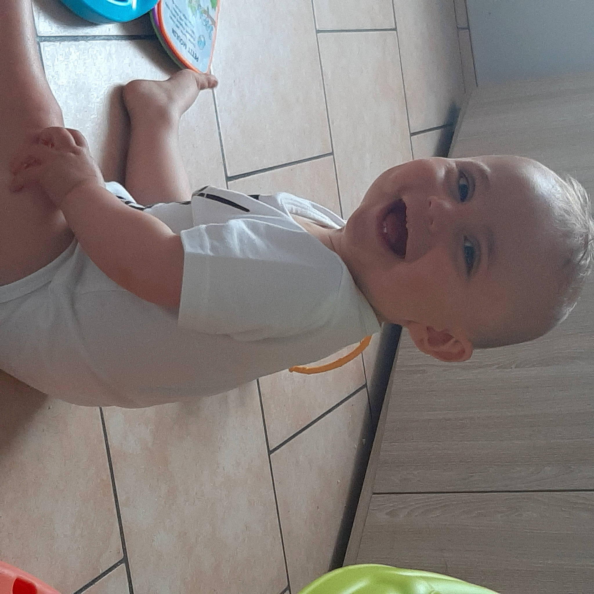 Clement a rejoint le concours — aidez-le/la à gagner de superbes lots ! abdomen, baby, baby_products, bathing, chest, child, elbow, fun, gesture, happy, human_leg, joint, knee, leisure, nose, person, skin, smile, thigh, toddler