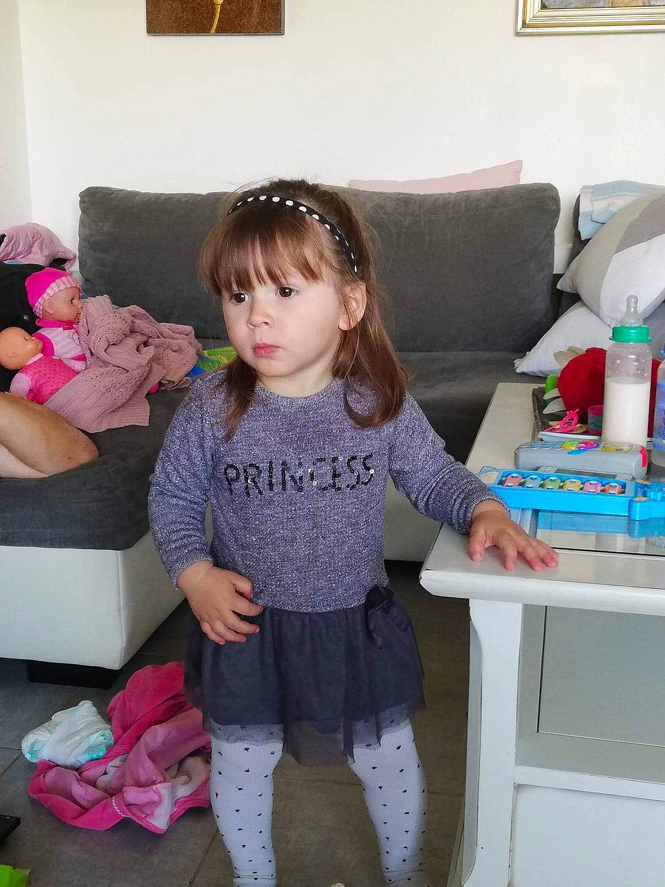 Sohalia participe au concours pour gagner de l'argent avec cette photo : baby_toddler_clothing, child, clothing, fashion_accessory, leg, leggings, outerwear, person, pink, play, room, shoe, shoulder, sleeve, t_shirt, tights, toddler, top, trousers