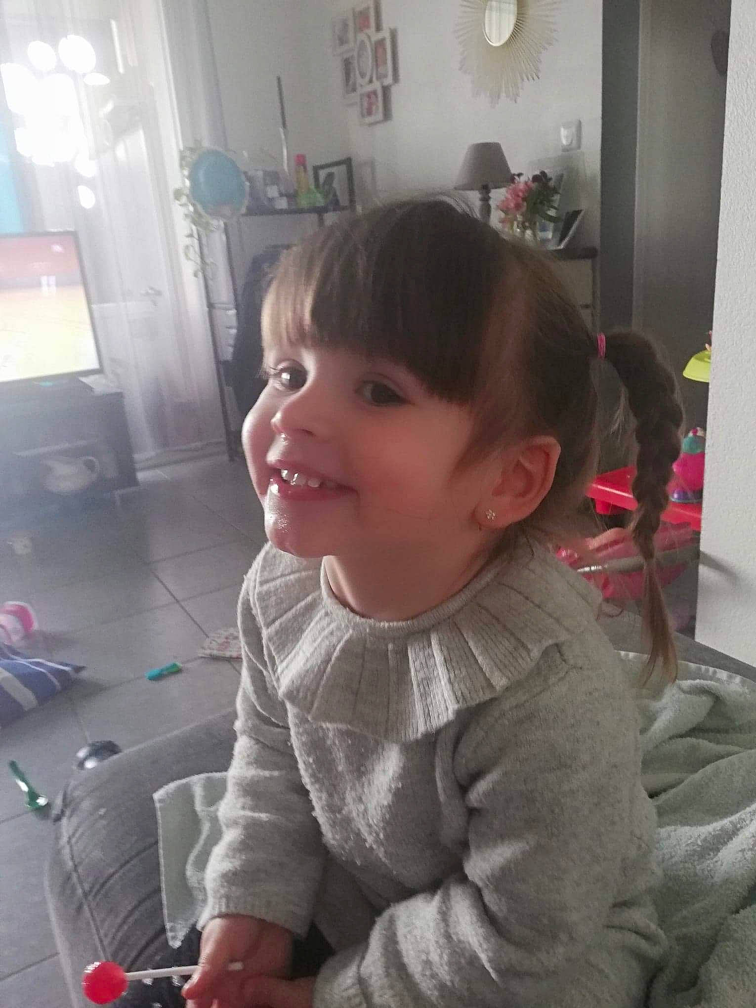 Sohalia participe au concours pour gagner de l'argent avec cette photo : baby, beauty, cheek, child, ear, electronic_device, face, forehead, fun, joy, lip, nose, person, skin, smile, technology, toddler, vacation