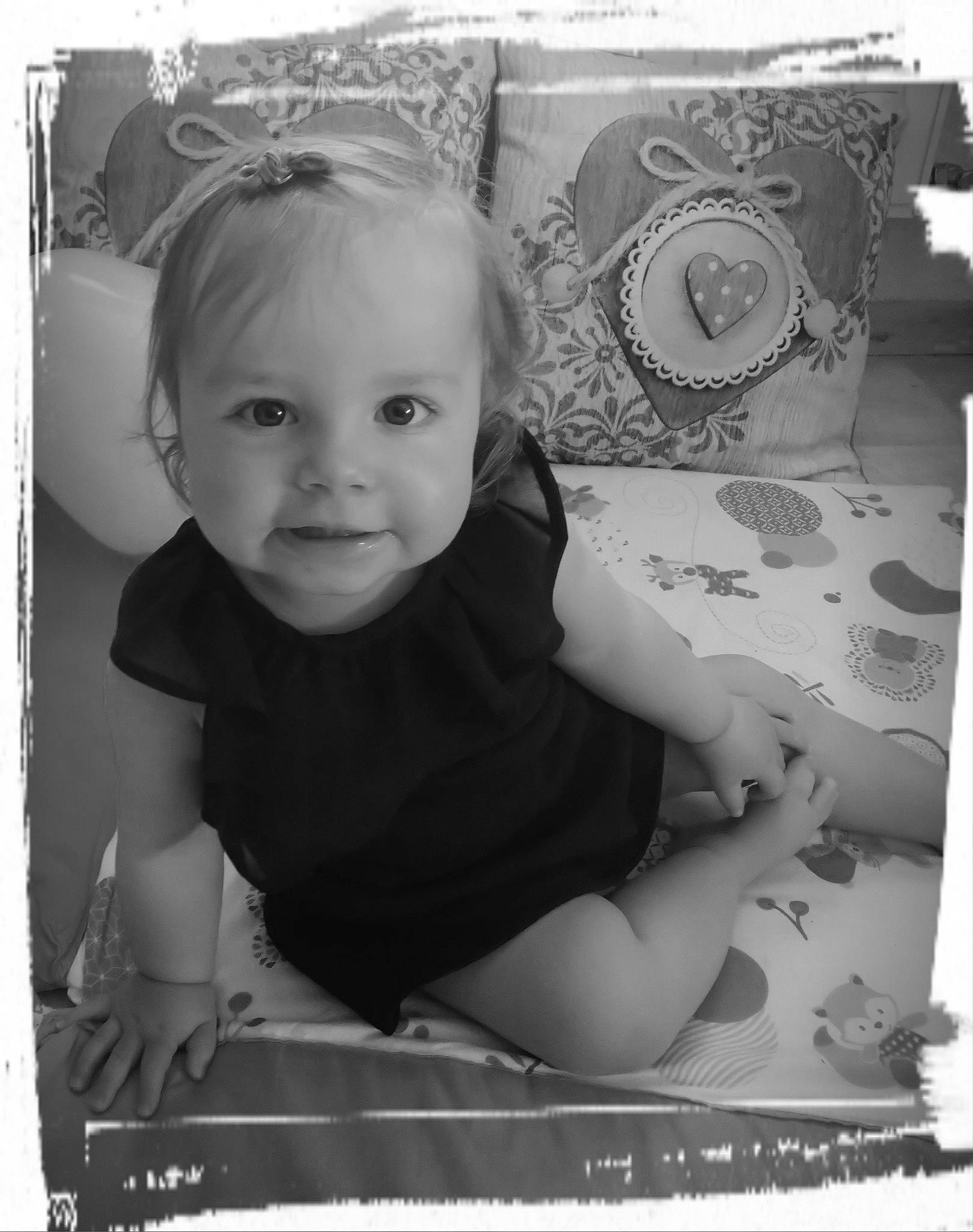 Nina a rejoint le concours — aidez-le/la à gagner de superbes lots ! art, baby, black, black_and_white, child, family, head, monochrome, monochrome_photography, person, photograph, photographic_paper, photography, picture_frame, room, smile, snapshot, stock_photography, style, toddler