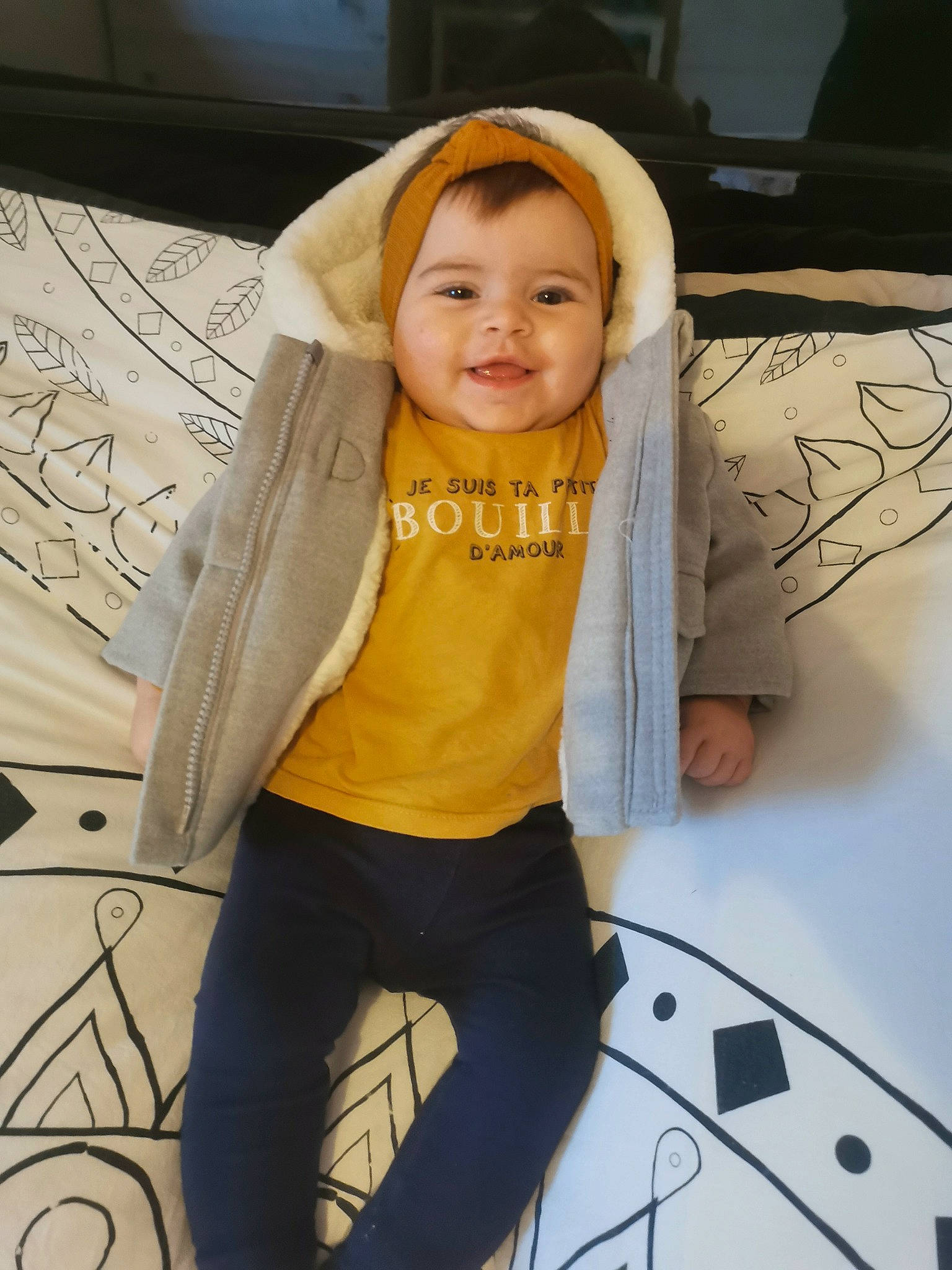 Lou a rejoint le concours — aidez-le/la à gagner de superbes lots ! automotive_design, baby, baby_carriage, baby_products, beauty, child, fashion_accessory, fun, happy, human_leg, joy, pattern, person, sitting, smile, street_fashion, style, t_shirt, textile, toddler