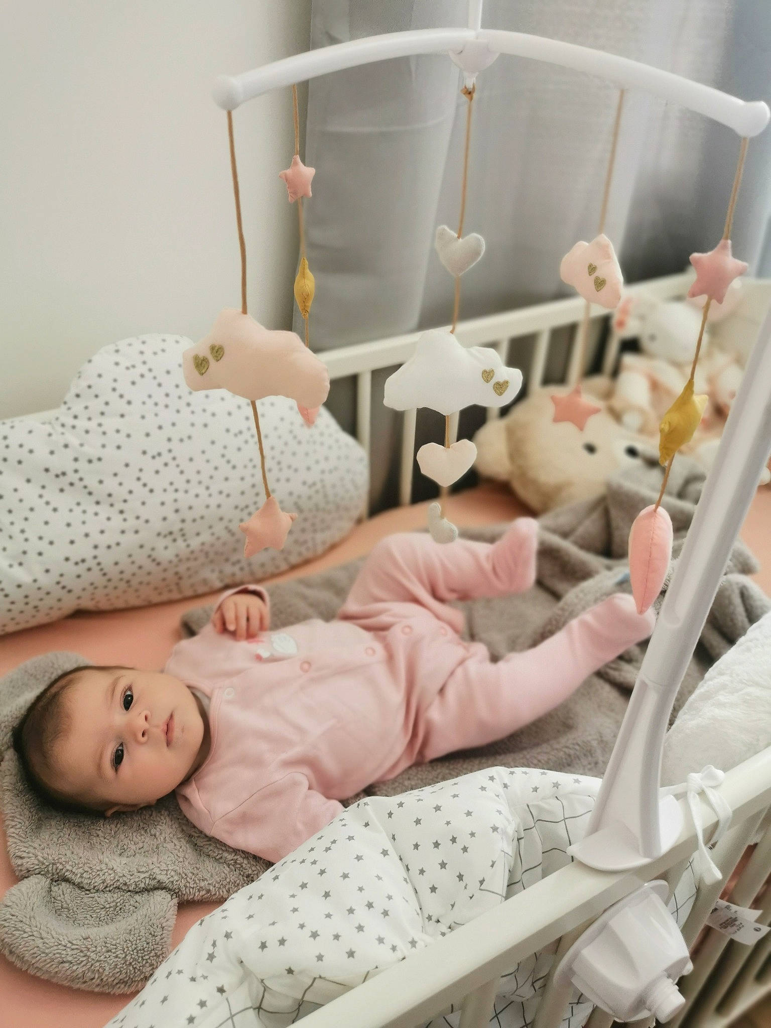 Lou a rejoint le concours — aidez-le/la à gagner de superbes lots ! baby, baby_products, baby_safety, baby_sleeping, baby_toddler_clothing, bed, bedding, comfort, hospital, hospital_bed, infant_bed, linens, mammal, medical_equipment, person, product, room, service, textile, toddler