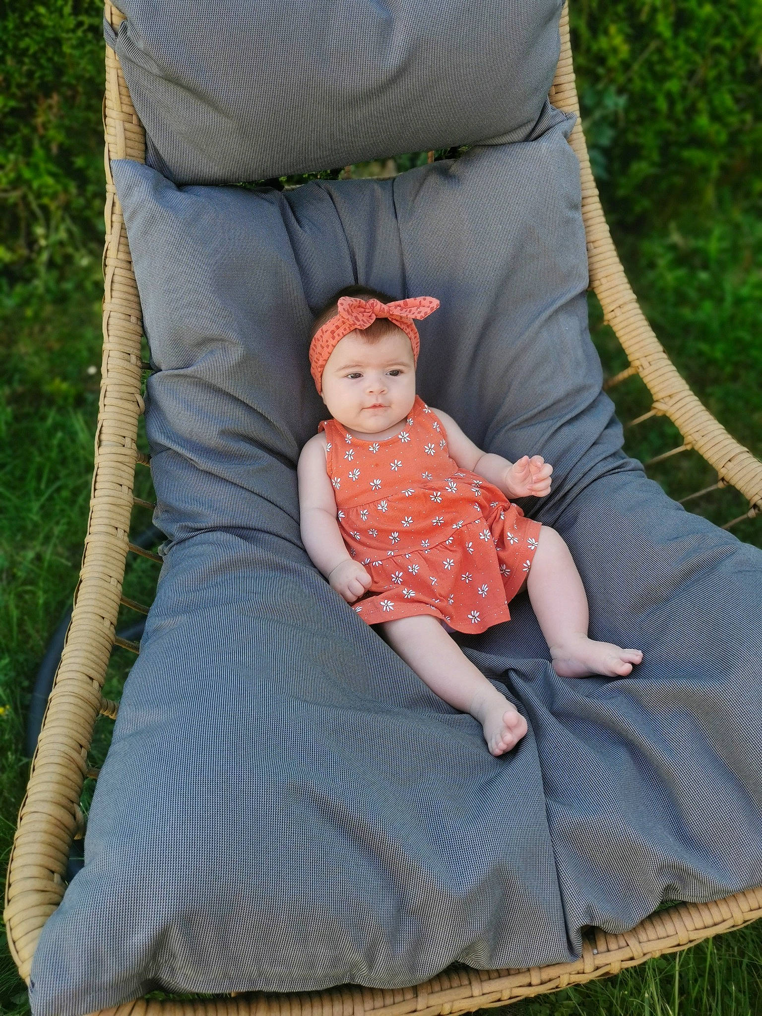 Lou a rejoint le concours — aidez-le/la à gagner de superbes lots ! baby_toddler_clothing, beauty, chair, child, comfort, dress, face, grass, headwear, leaf, leisure, linens, magenta, outdoor_furniture, pattern, person, pink, product, recreation, sitting