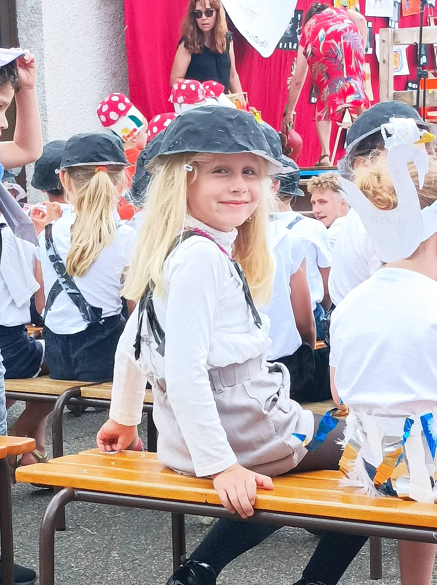 Zoé participe au concours pour gagner de l'argent avec cette photo : baseball_cap, belt, cap, costume, costume_hat, crowd, event, eyewear, fashion_accessory, fun, hat, headwear, joy, leisure, person, recreation, smile, sun_hat, sunglasses, tourism