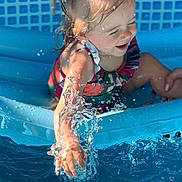 Nysia a rejoint le concours — aidez-le/la à gagner de superbes lots ! blue, child, cute, fun, happy, joy, outdoor, person, pigtails, play, pool, small_pool, splash, splashing, summer, sunlight, swimsuit, toddler, water, water_droplets