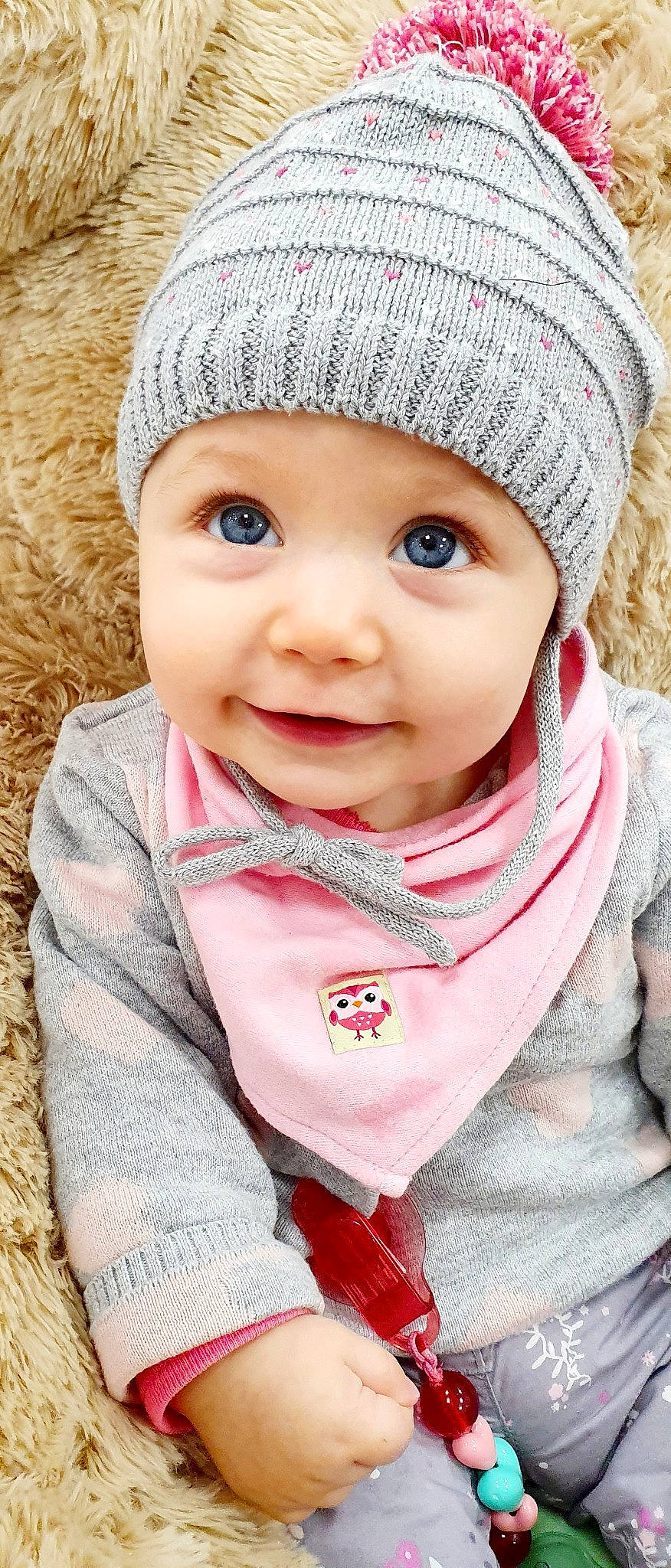 Sophie participe au concours pour gagner de l'argent avec cette photo : baby, beanie, bonnet, cheek, child, chin, close_up, clothing, eye, face, facial_expression, head, knit_cap, lip, nose, person, pink, skin, smile, toddler
