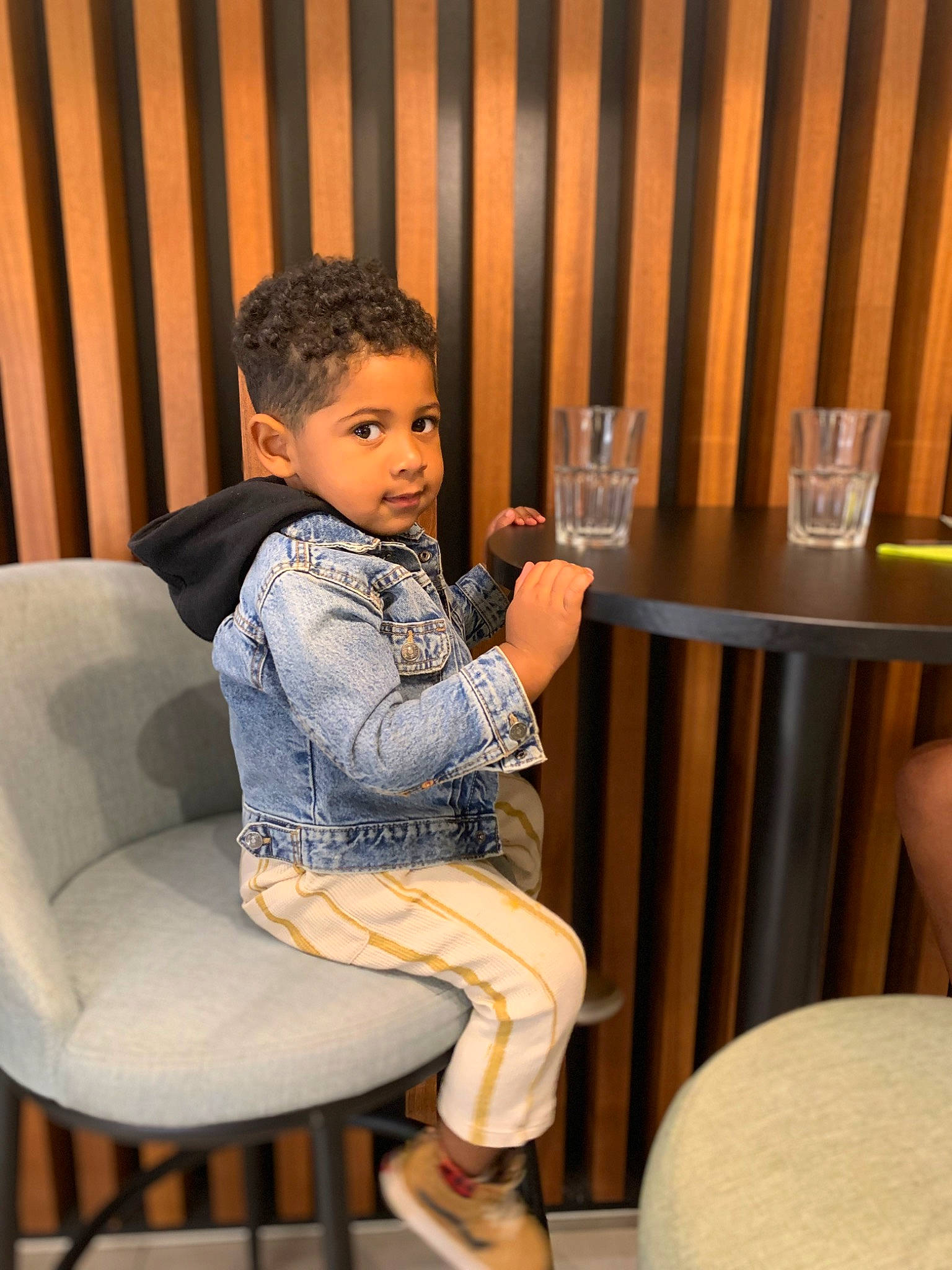 Kayden a rejoint le concours — aidez-le/la à gagner de superbes lots ! chair, child, comfort, drinkware, event, fashion_design, flash_photography, flooring, fun, furniture, human_leg, knee, leg, leisure, person, room, sitting, table, tableware, thigh