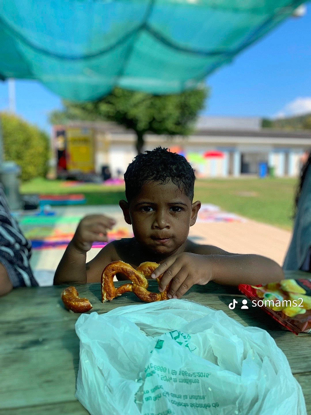 Kayden a rejoint le concours — aidez-le/la à gagner de superbes lots ! adaptation, child, event, fun, grass, green, happy, human, leisure, person, plastic_bag, public_space, recreation, road, sitting, sky, street, toddler, travel, vacation