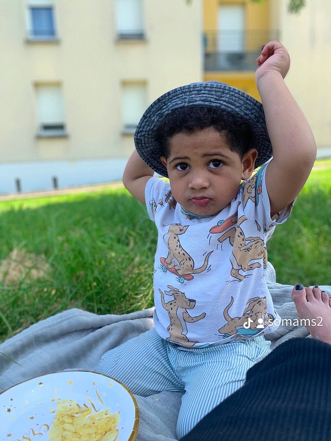Kayden a rejoint le concours — aidez-le/la à gagner de superbes lots ! baby, baby_toddler_clothing, cap, child, comfort_food, cuisine, dish, food, grass, happy, hat, ingredient, leisure, person, recipe, recreation, sitting, tableware, toddler, window
