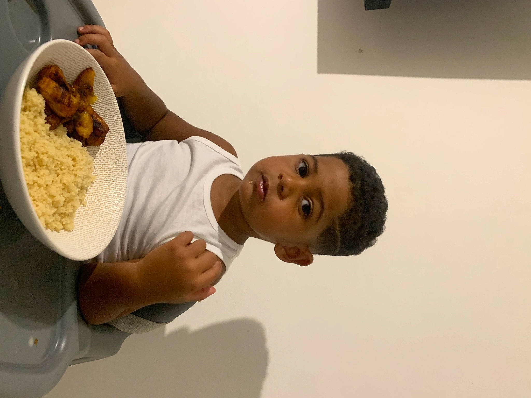 Kayden participe au concours pour gagner de l'argent avec cette photo : bowl, breakfast, child, comfort_food, cuisine, dish, elbow, food, fun, happy, ingredient, mixture, natural_foods, nuts_seeds, person, recipe, room, small_animal_food, smile, superfood
