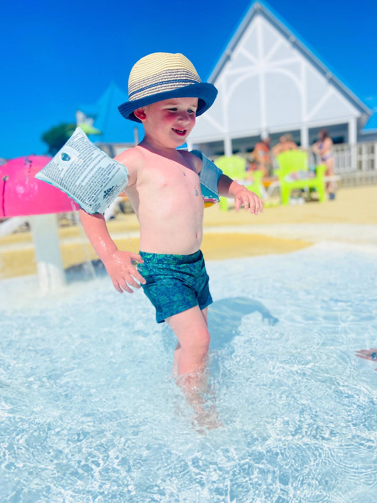 Eyden participe au concours pour gagner de l'argent avec cette photo : baseball_cap, bathing, body_of_water, cap, fun, happy, hat, headwear, leisure, people_on_beach, person, personal_protective_equipment, recreation, sand, sky, summer, sun_hat, swimming_pool, swimwear, toddler