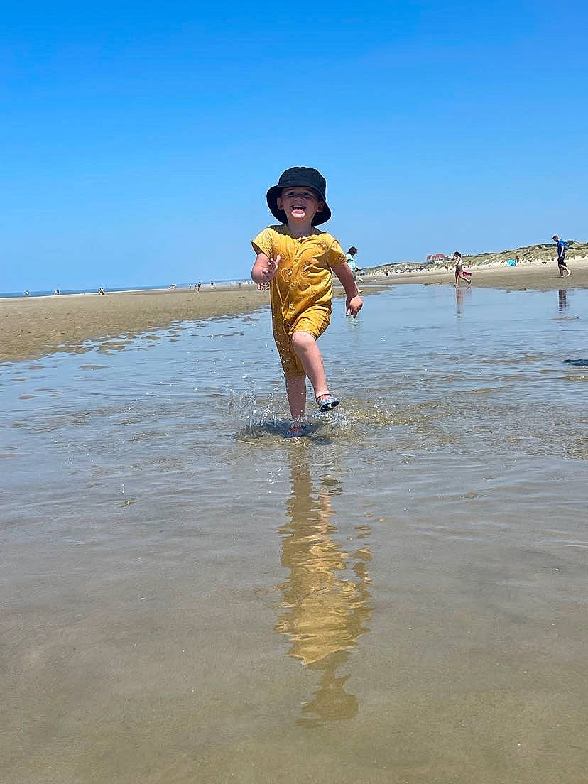 Eyden a rejoint le concours — aidez-le/la à gagner de superbes lots ! beach, coast, fun, happy, hat, headwear, horizon, joy, landscape, leisure, people_in_nature, people_on_beach, person, recreation, sand, shore, sky, smile, sun_hat, toddler
