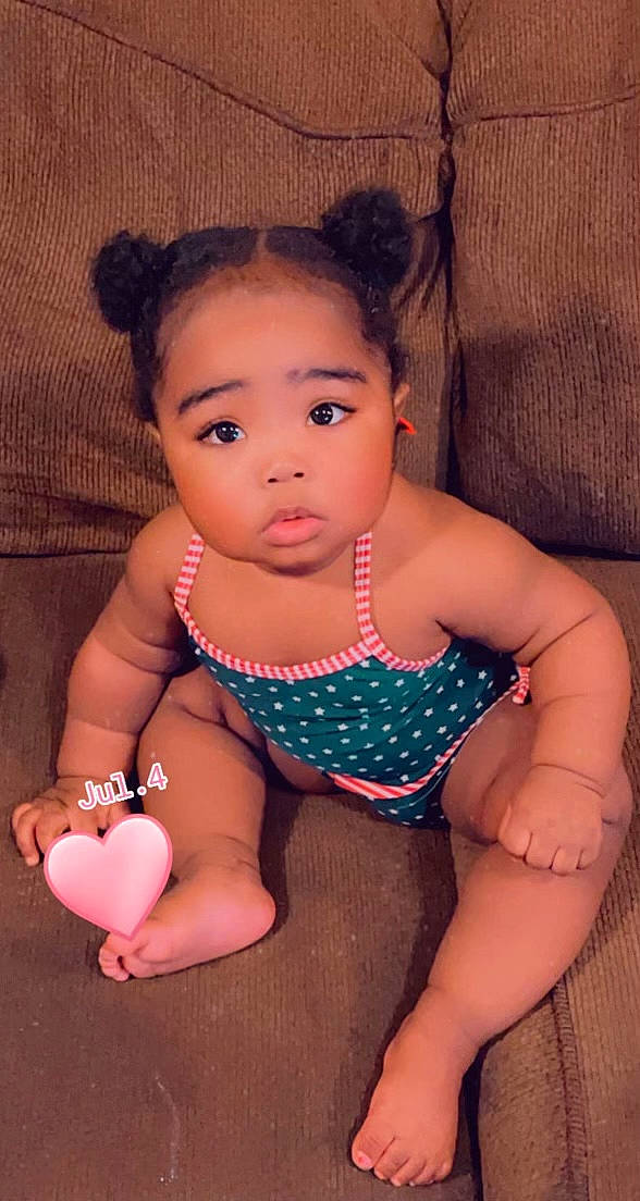 Paris is registered to the contest to win money with this photo: arm, baby_toddler_clothing, cheek, chin, eye, eyelash, face, hand, human_body, joint, leg, lip, mouth, muscle, neck, organ, person, shoulder, skin, stomach