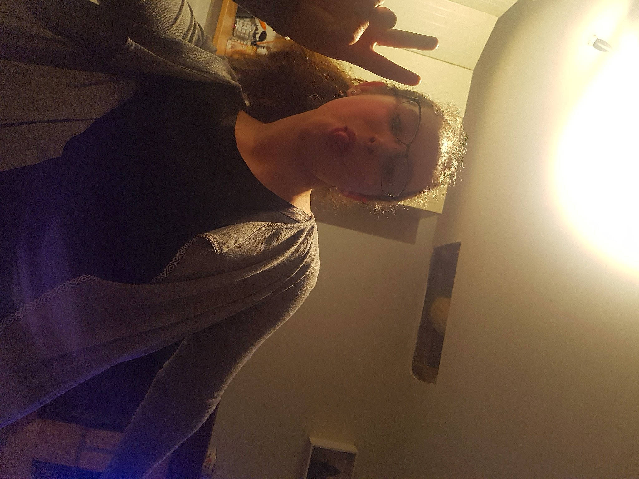 Angelina participe au concours pour gagner de l'argent avec cette photo : arm, cloud, elbow, hand, joint, leg, material_property, muscle, person, photography, shoulder, sportswear