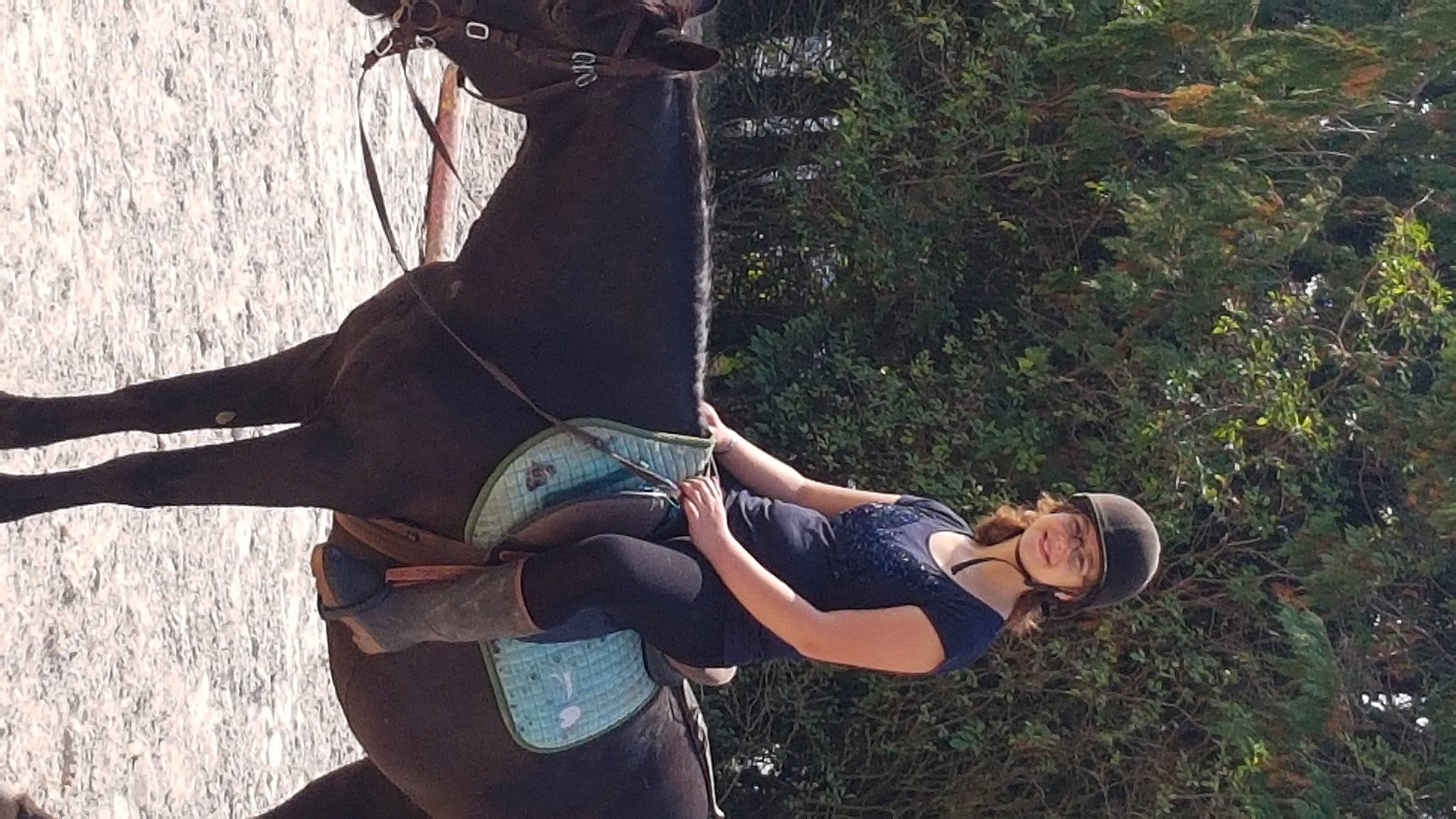 Angelina participe au concours pour gagner de l'argent avec cette photo : fun, headwear, joy, person, photography, plant, recreation, tree