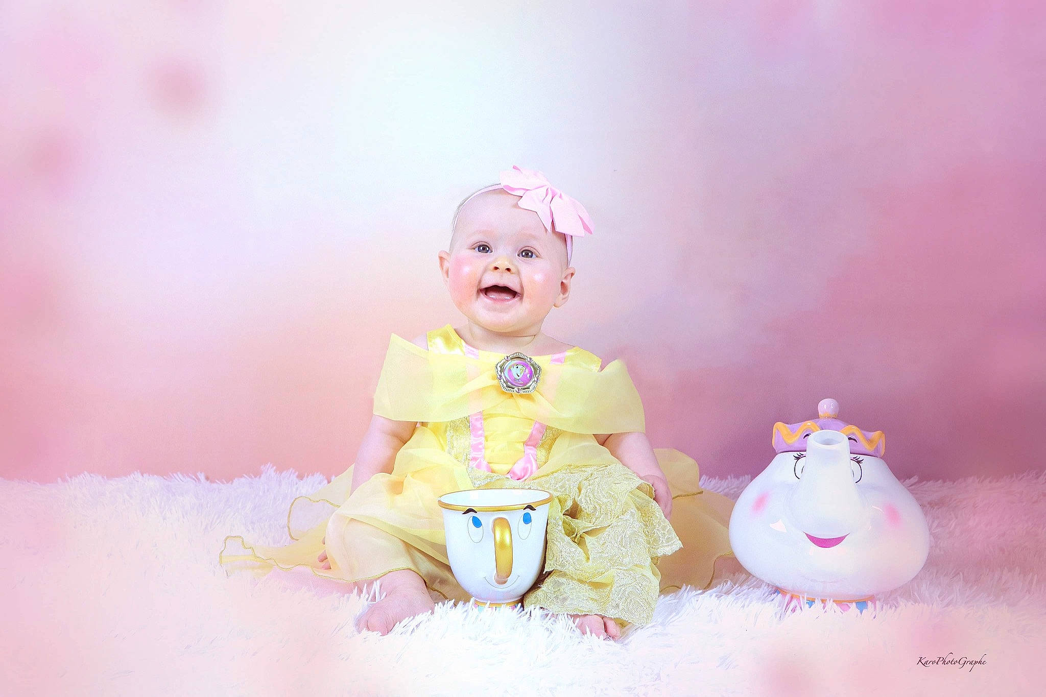 Aria participe au concours pour gagner de l'argent avec cette photo : baby, baby_toddler_clothing, baked_goods, birthday_cake, cake_decorating, cake_decorating_supply, event, happy, icing, magenta, peach, person, pink, ruffle, smile, souvenir, sugar_cake, sugar_paste, sweetness, toddler