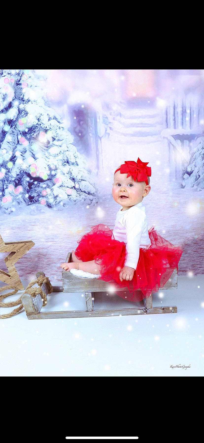 Aria participe au concours pour gagner de l'argent avec cette photo : art, carmine, child, christmas, christmas_eve, doll, event, fashion_design, fictional_character, freezing, fun, happy, headwear, holiday, paint, people_in_nature, person, pink, santa_claus, snow