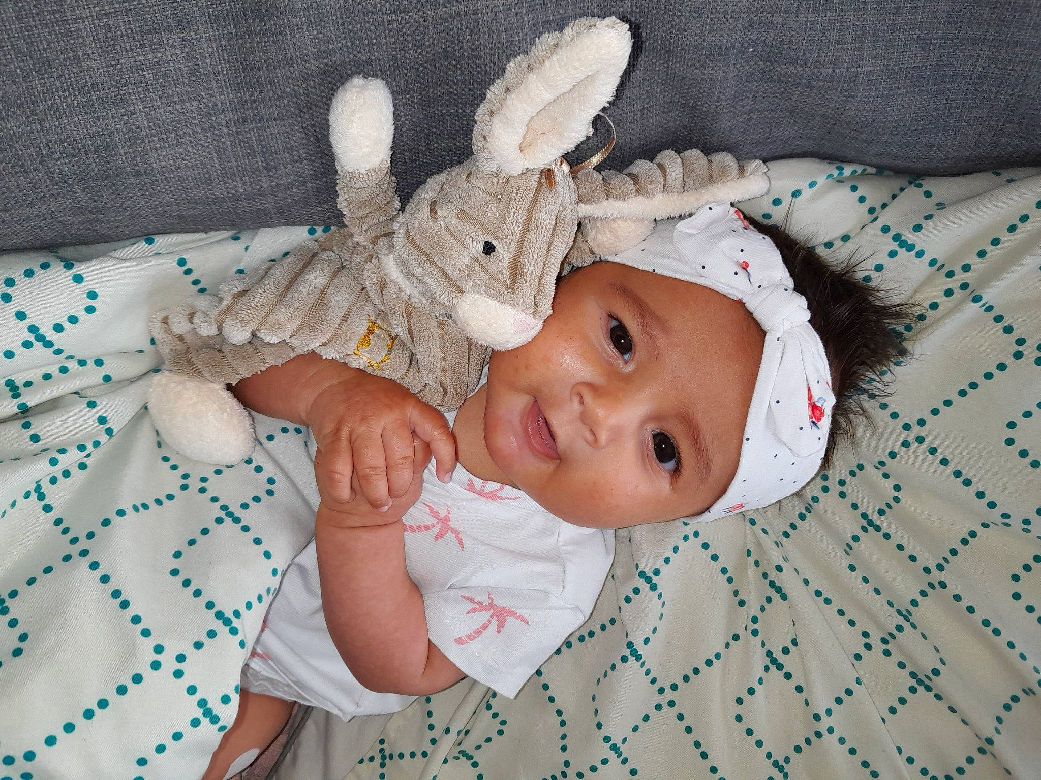 Lolita a rejoint le concours — aidez-le/la à gagner de superbes lots ! baby, baby_products, baby_safety, baby_toddler_clothing, child, costume_hat, fashion_accessory, hair_accessory, happy, headband, headwear, linens, pattern, person, product, room, skin, sleeve, smile, textile