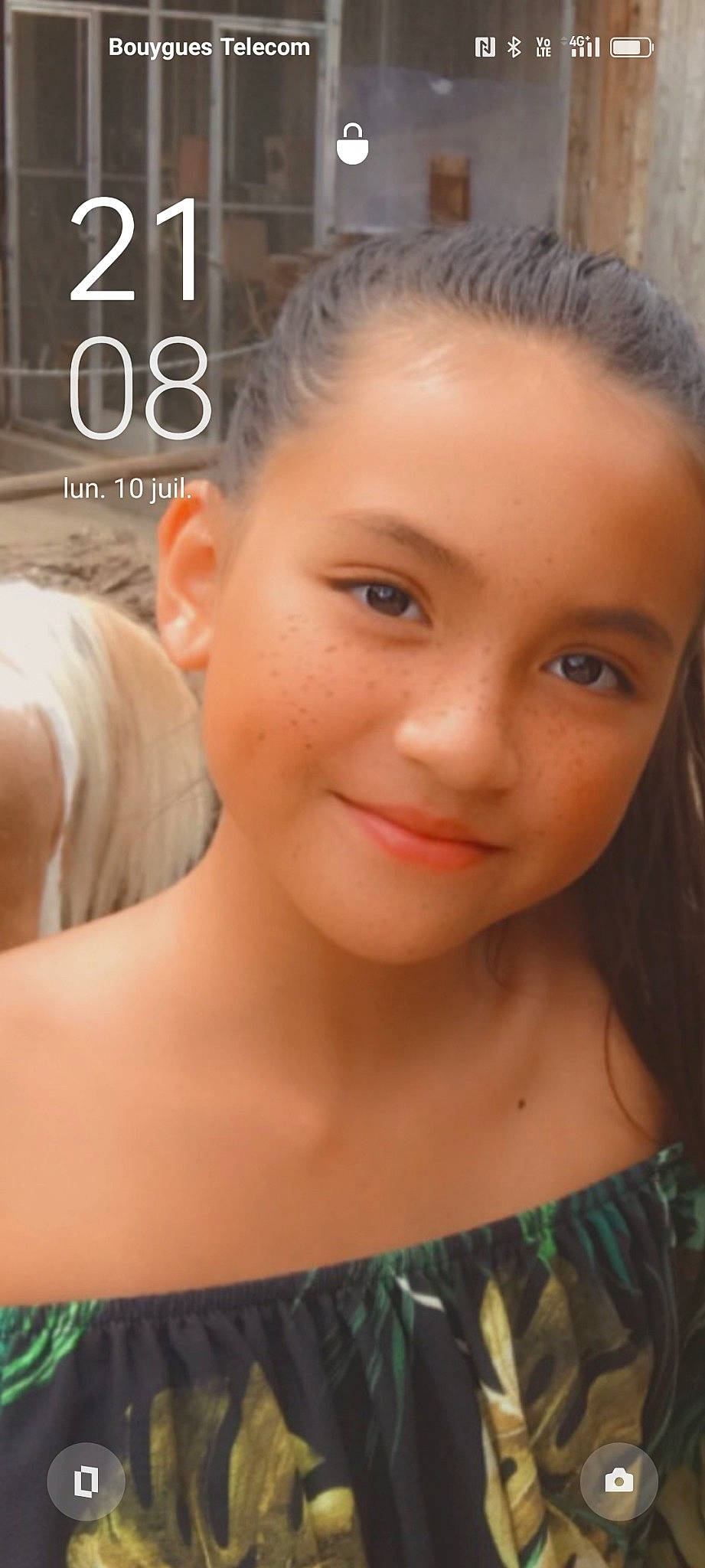 AmÉlia participe au concours pour gagner de l'argent avec cette photo : beauty, black_hair, cheek, chin, cool, eyebrow, eyelash, facial_expression, flash_photography, forehead, hairstyle, happy, iris, jaw, joy, lip, long_hair, neck, nose, person