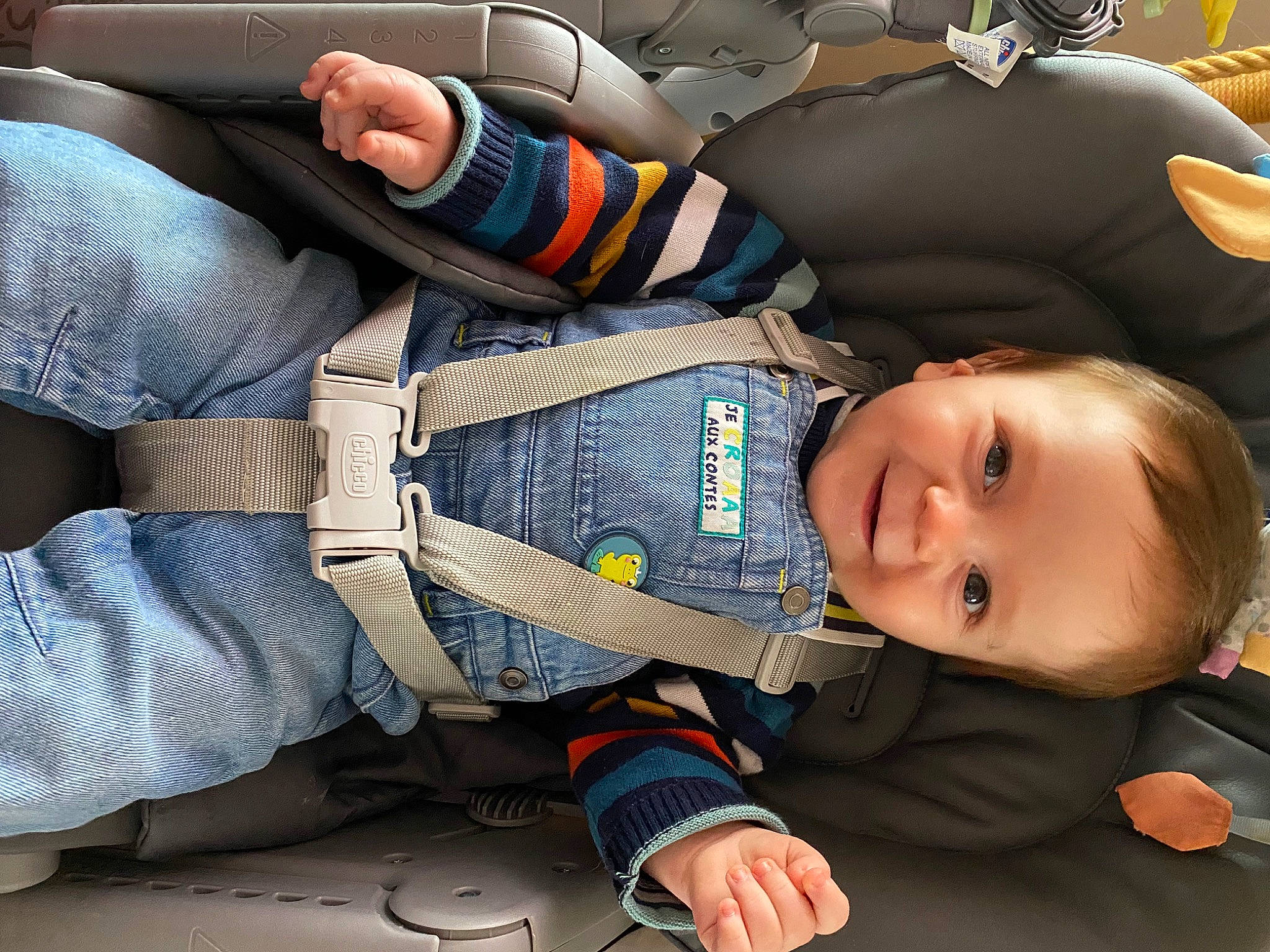 Thao participe au concours pour gagner de l'argent avec cette photo : auto_part, baby, baby_carriage, baby_in_car_seat, baby_products, baby_toddler_clothing, car_seat, carmine, child, comfort, cool, fun, gesture, human_leg, joy, mouth, person, personal_protective_equipment, sitting, smile