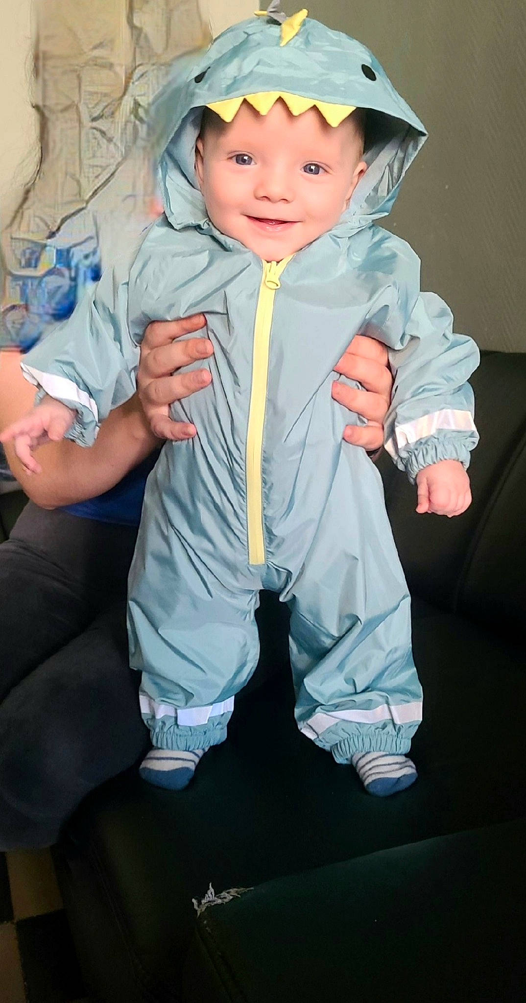 Raphaël participe au concours pour gagner de l'argent avec cette photo : baby, baby_toddler_clothing, cap, child, costume, electric_blue, eye, fashion_accessory, formal_wear, fun, gesture, glove, hand, happy, headwear, joy, person, personal_protective_equipment, sleeve, smile