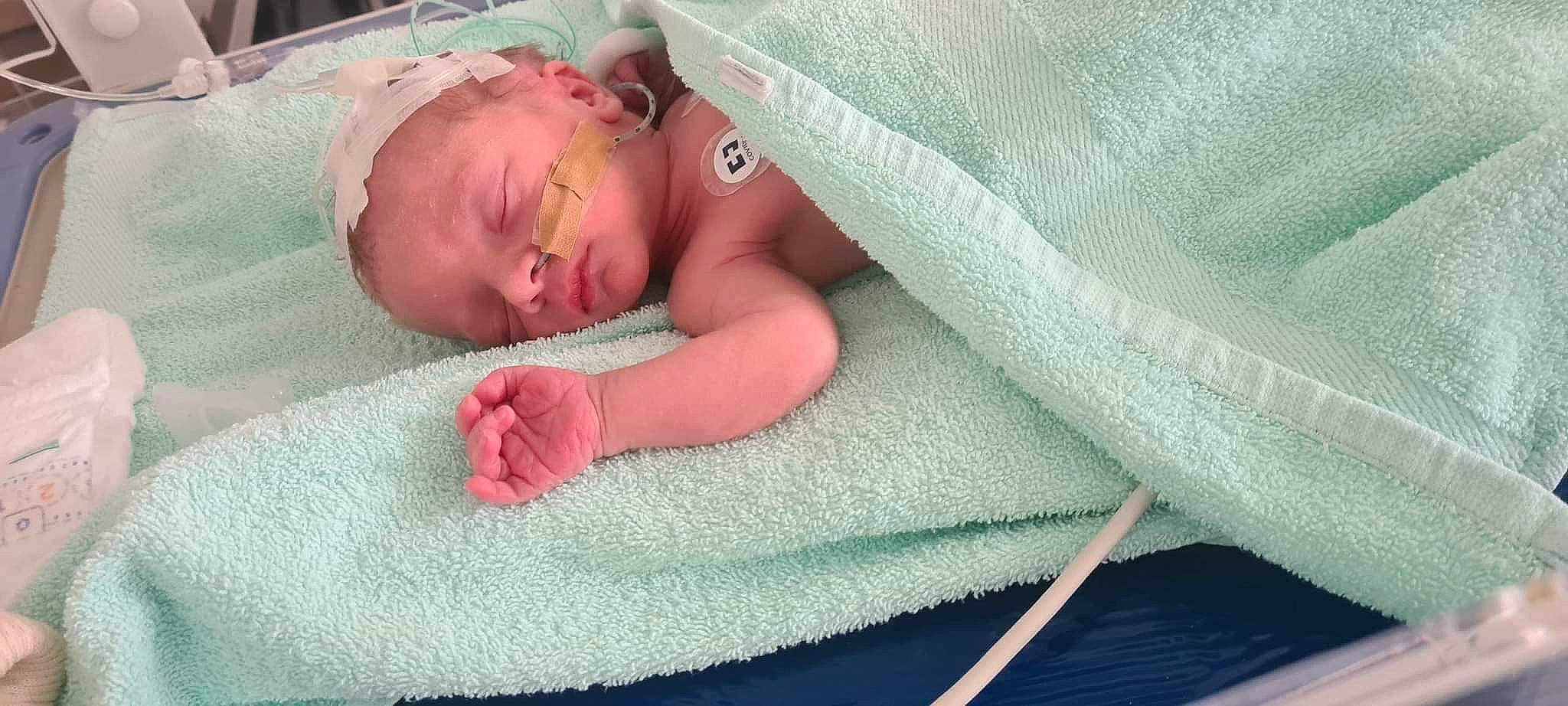 Raphaël participe au concours pour gagner de l'argent avec cette photo : baby, baby_products, bedding, bedtime, blanket, child, comfort, event, hand, head, linens, nap, pattern, person, room, skin, sleep, textile, toddler, towel